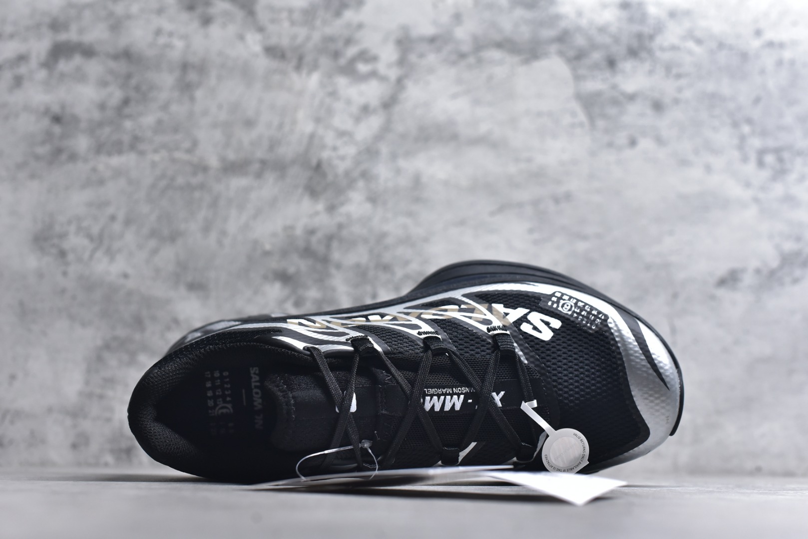 图片[4]-#MM6马吉拉 x Salomon 萨洛蒙Spectur 2系列 情侣款 网面 厚底 休闲 运动鞋 户外 跑鞋 491070 Margiela 与 SALOMON 合作的2025春夏系列鞋款，以公路跑鞋Spectur 2为基础，鞋面采用大孔网眼材质搭配同色系压胶与裁片，鞋侧有双方品牌标识，材质涵盖聚酯纤维、聚氨酯、橡胶等；它搭载全长碳纤维板 Energy Blade 与 Energy Foam缓震系统，后掌加厚加宽，兼具推进力、缓震回弹与稳定性 ▪️面料： 原版进口透气网面 ▪️内里：原版进口透气网里 ▪️鞋底：原版开模超轻发泡大底 ▪️底厚：4.5CM ▪️尺码： 36-46.5-选品中心