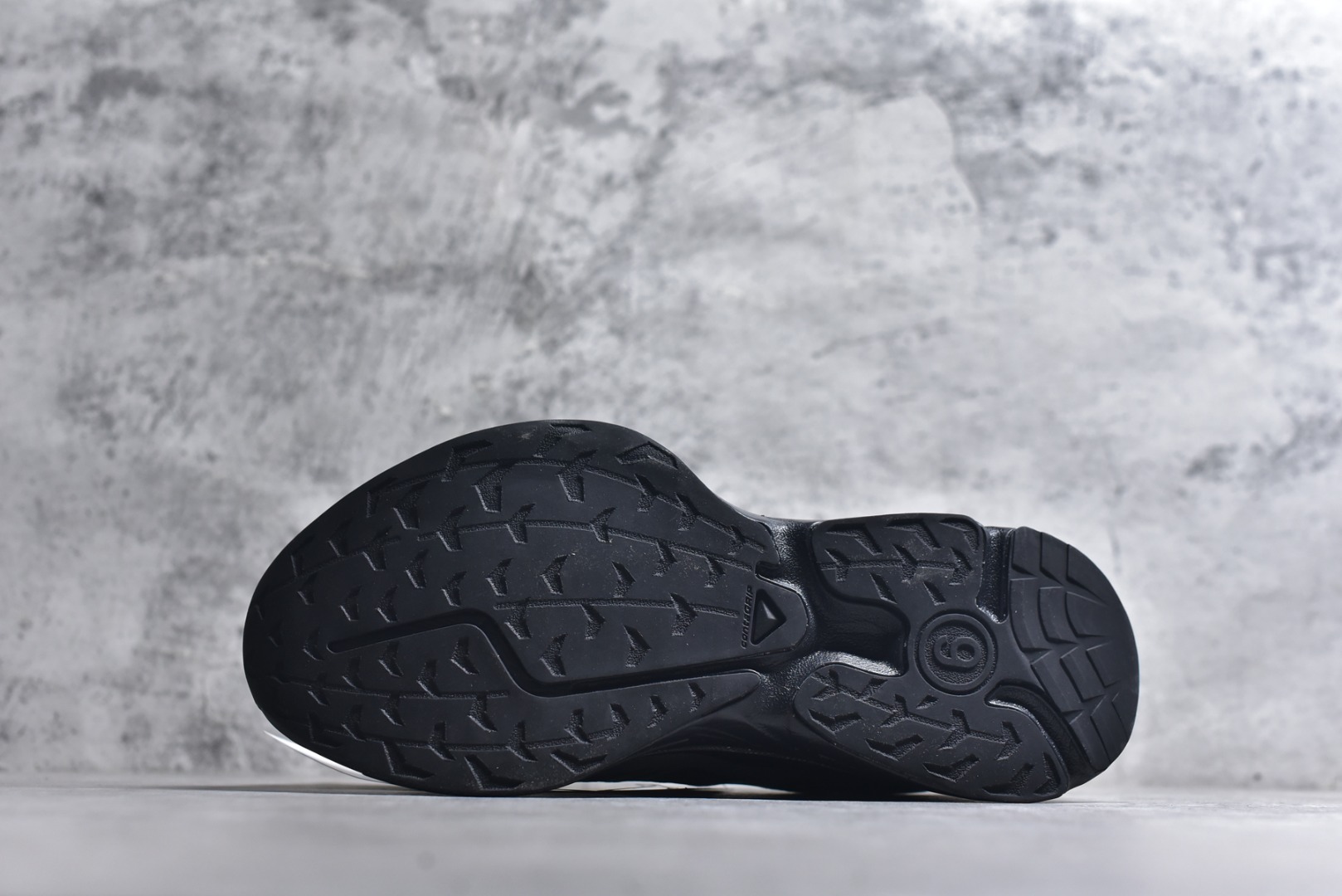 图片[6]-#MM6马吉拉 x Salomon 萨洛蒙Spectur 2系列 情侣款 网面 厚底 休闲 运动鞋 户外 跑鞋 491070 Margiela 与 SALOMON 合作的2025春夏系列鞋款，以公路跑鞋Spectur 2为基础，鞋面采用大孔网眼材质搭配同色系压胶与裁片，鞋侧有双方品牌标识，材质涵盖聚酯纤维、聚氨酯、橡胶等；它搭载全长碳纤维板 Energy Blade 与 Energy Foam缓震系统，后掌加厚加宽，兼具推进力、缓震回弹与稳定性 ▪️面料： 原版进口透气网面 ▪️内里：原版进口透气网里 ▪️鞋底：原版开模超轻发泡大底 ▪️底厚：4.5CM ▪️尺码： 36-46.5-选品中心