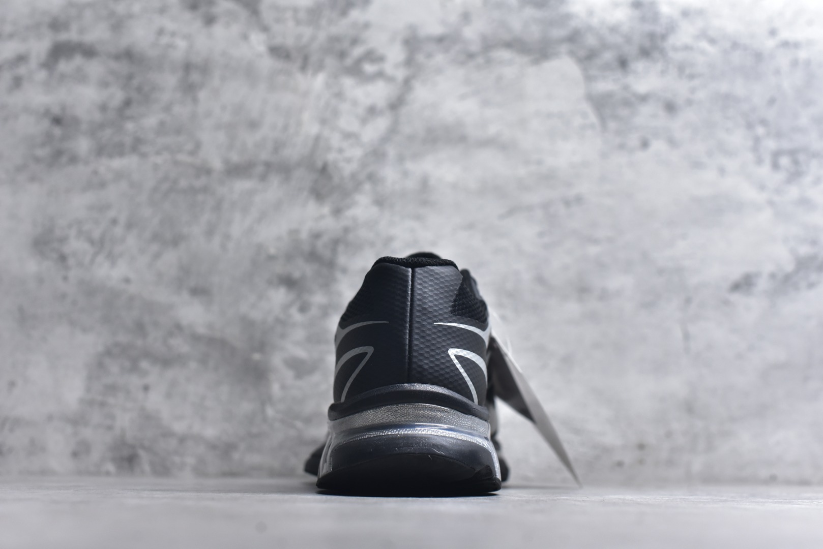 图片[5]-#MM6马吉拉 x Salomon 萨洛蒙Spectur 2系列 情侣款 网面 厚底 休闲 运动鞋 户外 跑鞋 491070 Margiela 与 SALOMON 合作的2025春夏系列鞋款，以公路跑鞋Spectur 2为基础，鞋面采用大孔网眼材质搭配同色系压胶与裁片，鞋侧有双方品牌标识，材质涵盖聚酯纤维、聚氨酯、橡胶等；它搭载全长碳纤维板 Energy Blade 与 Energy Foam缓震系统，后掌加厚加宽，兼具推进力、缓震回弹与稳定性 ▪️面料： 原版进口透气网面 ▪️内里：原版进口透气网里 ▪️鞋底：原版开模超轻发泡大底 ▪️底厚：4.5CM ▪️尺码： 36-46.5-选品中心