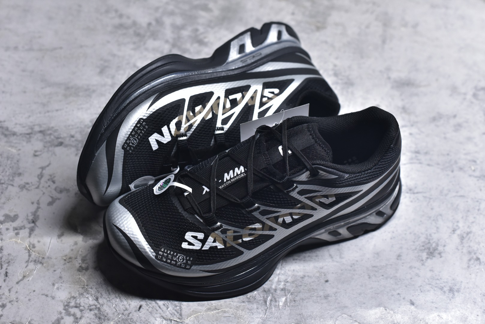 图片[7]-#MM6马吉拉 x Salomon 萨洛蒙Spectur 2系列 情侣款 网面 厚底 休闲 运动鞋 户外 跑鞋 491070 Margiela 与 SALOMON 合作的2025春夏系列鞋款，以公路跑鞋Spectur 2为基础，鞋面采用大孔网眼材质搭配同色系压胶与裁片，鞋侧有双方品牌标识，材质涵盖聚酯纤维、聚氨酯、橡胶等；它搭载全长碳纤维板 Energy Blade 与 Energy Foam缓震系统，后掌加厚加宽，兼具推进力、缓震回弹与稳定性 ▪️面料： 原版进口透气网面 ▪️内里：原版进口透气网里 ▪️鞋底：原版开模超轻发泡大底 ▪️底厚：4.5CM ▪️尺码： 36-46.5-选品中心