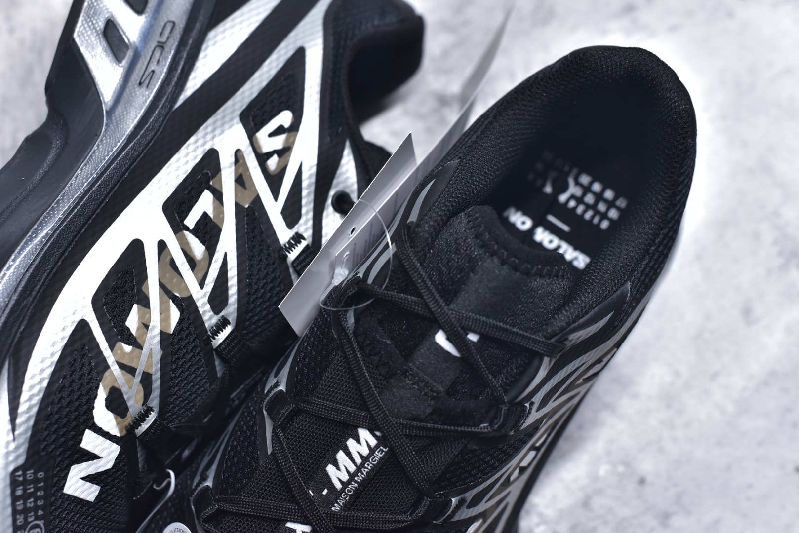 图片[9]-#MM6马吉拉 x Salomon 萨洛蒙Spectur 2系列 情侣款 网面 厚底 休闲 运动鞋 户外 跑鞋 491070 Margiela 与 SALOMON 合作的2025春夏系列鞋款，以公路跑鞋Spectur 2为基础，鞋面采用大孔网眼材质搭配同色系压胶与裁片，鞋侧有双方品牌标识，材质涵盖聚酯纤维、聚氨酯、橡胶等；它搭载全长碳纤维板 Energy Blade 与 Energy Foam缓震系统，后掌加厚加宽，兼具推进力、缓震回弹与稳定性 ▪️面料： 原版进口透气网面 ▪️内里：原版进口透气网里 ▪️鞋底：原版开模超轻发泡大底 ▪️底厚：4.5CM ▪️尺码： 36-46.5-选品中心