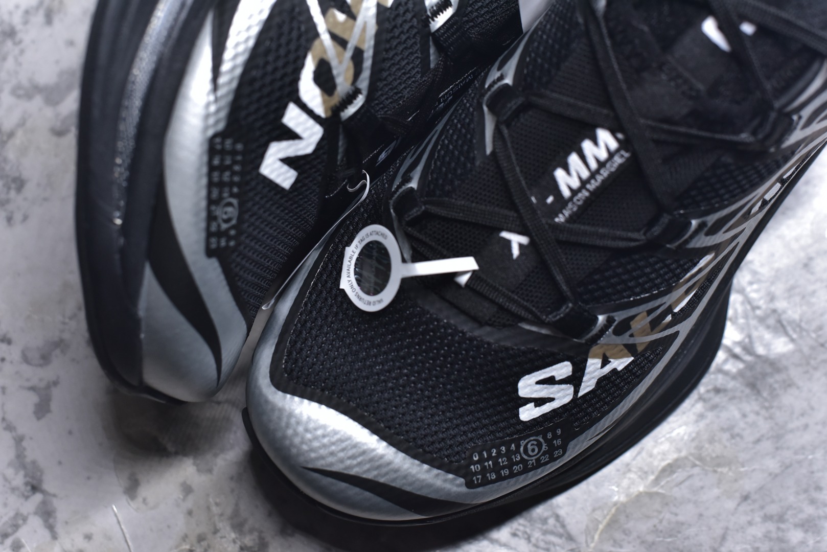 图片[8]-#MM6马吉拉 x Salomon 萨洛蒙Spectur 2系列 情侣款 网面 厚底 休闲 运动鞋 户外 跑鞋 491070 Margiela 与 SALOMON 合作的2025春夏系列鞋款，以公路跑鞋Spectur 2为基础，鞋面采用大孔网眼材质搭配同色系压胶与裁片，鞋侧有双方品牌标识，材质涵盖聚酯纤维、聚氨酯、橡胶等；它搭载全长碳纤维板 Energy Blade 与 Energy Foam缓震系统，后掌加厚加宽，兼具推进力、缓震回弹与稳定性 ▪️面料： 原版进口透气网面 ▪️内里：原版进口透气网里 ▪️鞋底：原版开模超轻发泡大底 ▪️底厚：4.5CM ▪️尺码： 36-46.5-选品中心