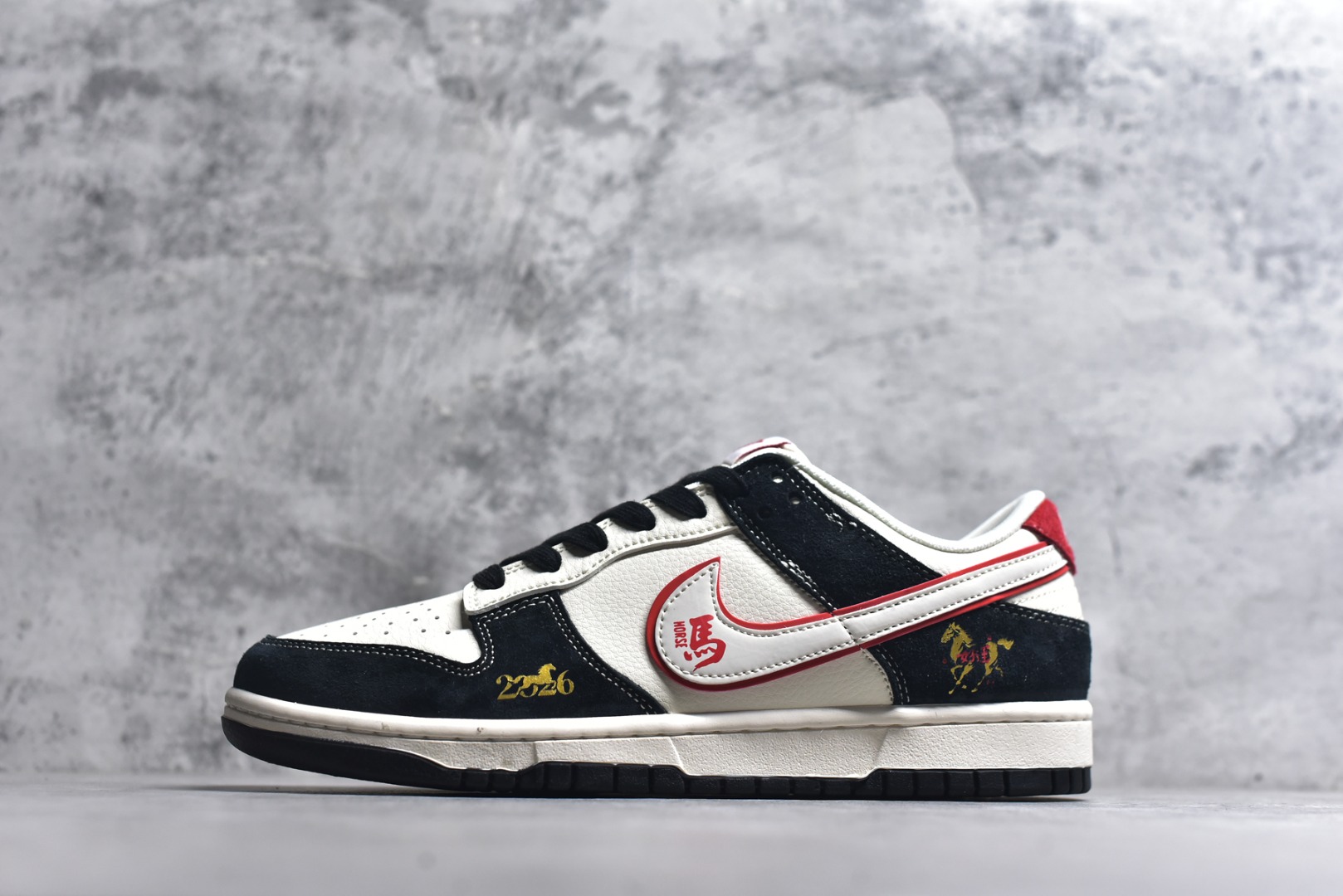 #2026年新款限量发售！Nike SB Dunk Low“ 马年限定—好运金马” 周年高端定制 低帮休闲板鞋 定制鞋盒 大厂纯原品质出货 超高清洁度 皮料切割干净无任何毛边 细节完美 货号：FC1688-259 尺码：36 36.5 37.5 38 38.5 39 40 40.5 41 42 42.5 43 44 44.5 45-选品中心