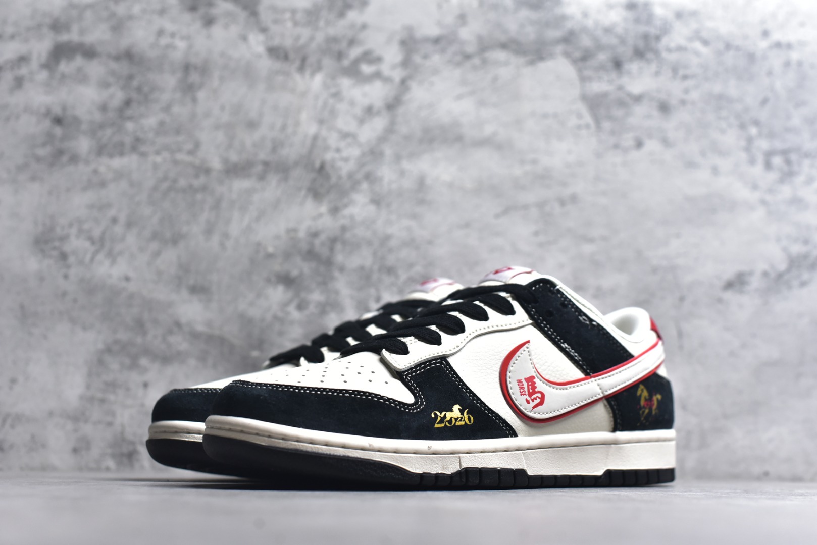 图片[2]-#2026年新款限量发售！Nike SB Dunk Low“ 马年限定—好运金马” 周年高端定制 低帮休闲板鞋 定制鞋盒 大厂纯原品质出货 超高清洁度 皮料切割干净无任何毛边 细节完美 货号：FC1688-259 尺码：36 36.5 37.5 38 38.5 39 40 40.5 41 42 42.5 43 44 44.5 45-选品中心