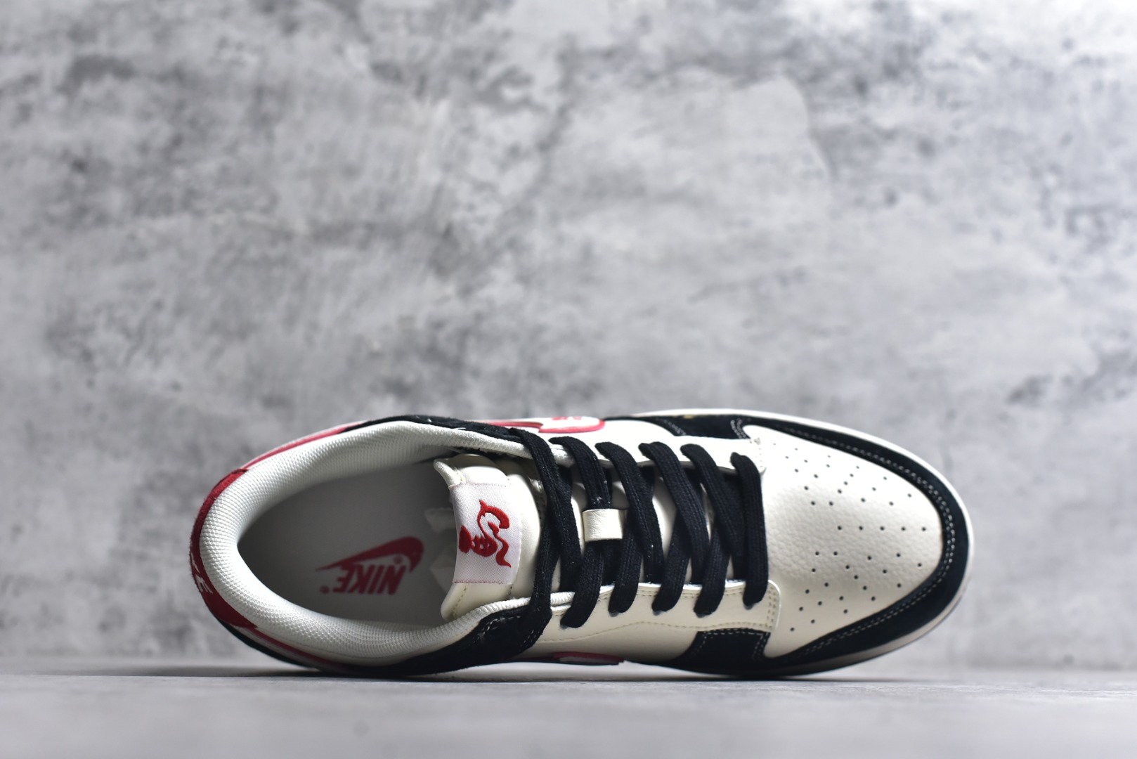 图片[4]-#2026年新款限量发售！Nike SB Dunk Low“ 马年限定—好运金马” 周年高端定制 低帮休闲板鞋 定制鞋盒 大厂纯原品质出货 超高清洁度 皮料切割干净无任何毛边 细节完美 货号：FC1688-259 尺码：36 36.5 37.5 38 38.5 39 40 40.5 41 42 42.5 43 44 44.5 45-选品中心