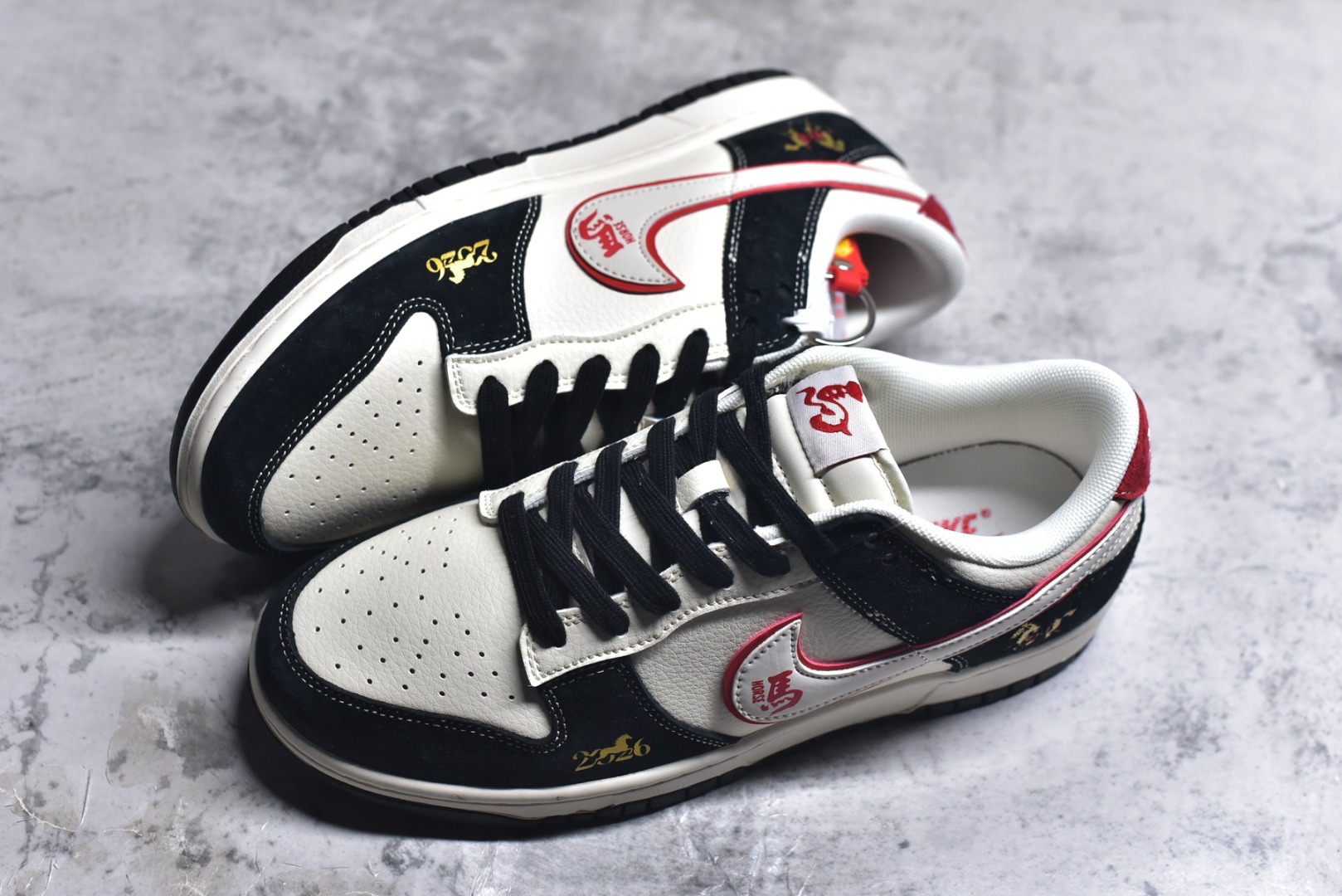 图片[7]-#2026年新款限量发售！Nike SB Dunk Low“ 马年限定—好运金马” 周年高端定制 低帮休闲板鞋 定制鞋盒 大厂纯原品质出货 超高清洁度 皮料切割干净无任何毛边 细节完美 货号：FC1688-259 尺码：36 36.5 37.5 38 38.5 39 40 40.5 41 42 42.5 43 44 44.5 45-选品中心