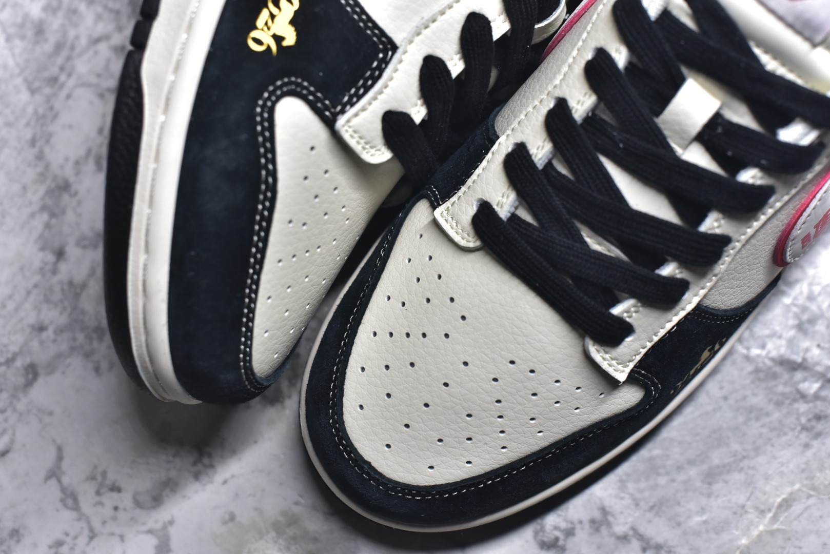 图片[8]-#2026年新款限量发售！Nike SB Dunk Low“ 马年限定—好运金马” 周年高端定制 低帮休闲板鞋 定制鞋盒 大厂纯原品质出货 超高清洁度 皮料切割干净无任何毛边 细节完美 货号：FC1688-259 尺码：36 36.5 37.5 38 38.5 39 40 40.5 41 42 42.5 43 44 44.5 45-选品中心