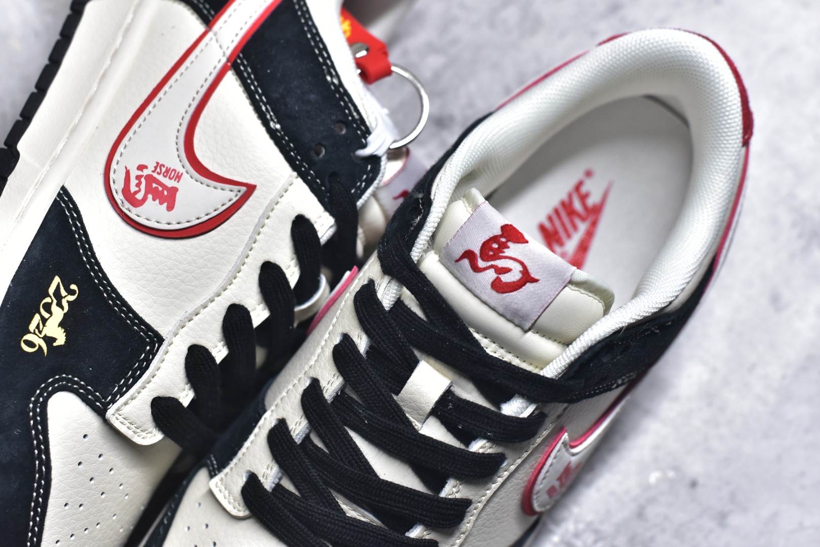 图片[9]-#2026年新款限量发售！Nike SB Dunk Low“ 马年限定—好运金马” 周年高端定制 低帮休闲板鞋 定制鞋盒 大厂纯原品质出货 超高清洁度 皮料切割干净无任何毛边 细节完美 货号：FC1688-259 尺码：36 36.5 37.5 38 38.5 39 40 40.5 41 42 42.5 43 44 44.5 45-选品中心