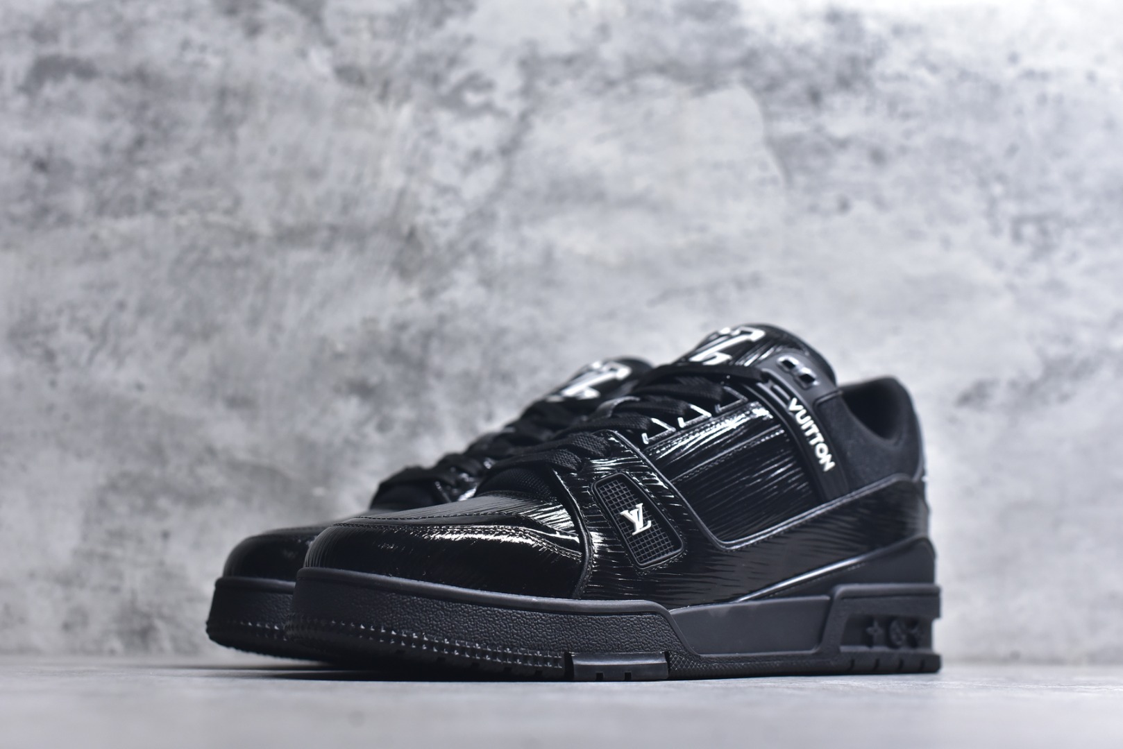 图片[2]-#顶级莞产 LOUIS VUITTON 路易威登 LV Trainer 牛皮革 ✦ 原楦原纸版开模，鞋型立体饱满 ✦ 零毛边、零溢胶、零线头瑕疵 ✦ 细节与原版一致 区分市面通货 ✦ 多层叠片＋电脑针车，针距密度一致 ✦ Monogram浮雕＋3D高频压纹 ✦ 多密度发泡中底：支撑回弹媲美专柜 ✦ 原装橡胶大底：含胶量高、纹路深、双拼接零偏差 ✦ ZP级原装包装：专柜款鞋盒＋防尘袋＋说明书 尺码：39 40 41 42 43 44 45-选品中心