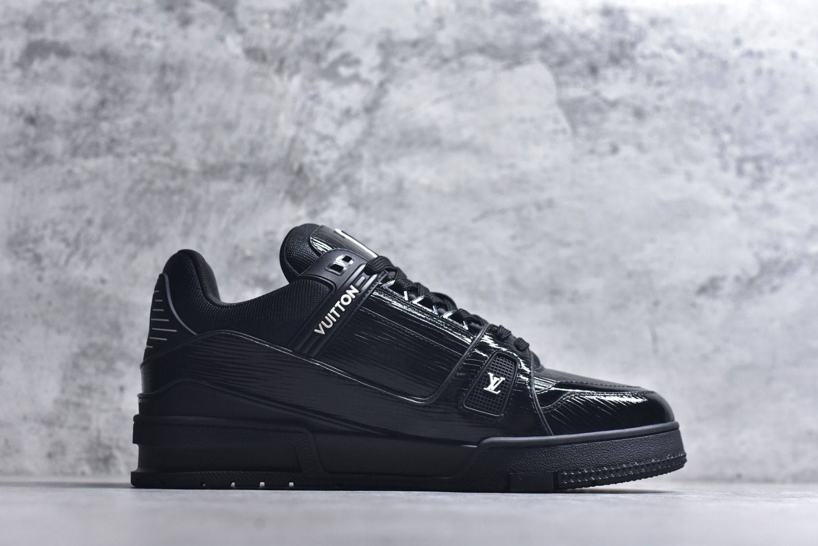 图片[3]-#顶级莞产 LOUIS VUITTON 路易威登 LV Trainer 牛皮革 ✦ 原楦原纸版开模，鞋型立体饱满 ✦ 零毛边、零溢胶、零线头瑕疵 ✦ 细节与原版一致 区分市面通货 ✦ 多层叠片＋电脑针车，针距密度一致 ✦ Monogram浮雕＋3D高频压纹 ✦ 多密度发泡中底：支撑回弹媲美专柜 ✦ 原装橡胶大底：含胶量高、纹路深、双拼接零偏差 ✦ ZP级原装包装：专柜款鞋盒＋防尘袋＋说明书 尺码：39 40 41 42 43 44 45-选品中心