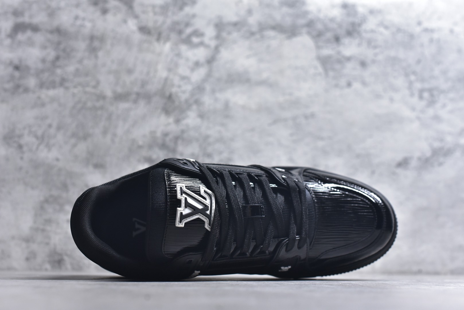 图片[4]-#顶级莞产 LOUIS VUITTON 路易威登 LV Trainer 牛皮革 ✦ 原楦原纸版开模，鞋型立体饱满 ✦ 零毛边、零溢胶、零线头瑕疵 ✦ 细节与原版一致 区分市面通货 ✦ 多层叠片＋电脑针车，针距密度一致 ✦ Monogram浮雕＋3D高频压纹 ✦ 多密度发泡中底：支撑回弹媲美专柜 ✦ 原装橡胶大底：含胶量高、纹路深、双拼接零偏差 ✦ ZP级原装包装：专柜款鞋盒＋防尘袋＋说明书 尺码：39 40 41 42 43 44 45-选品中心