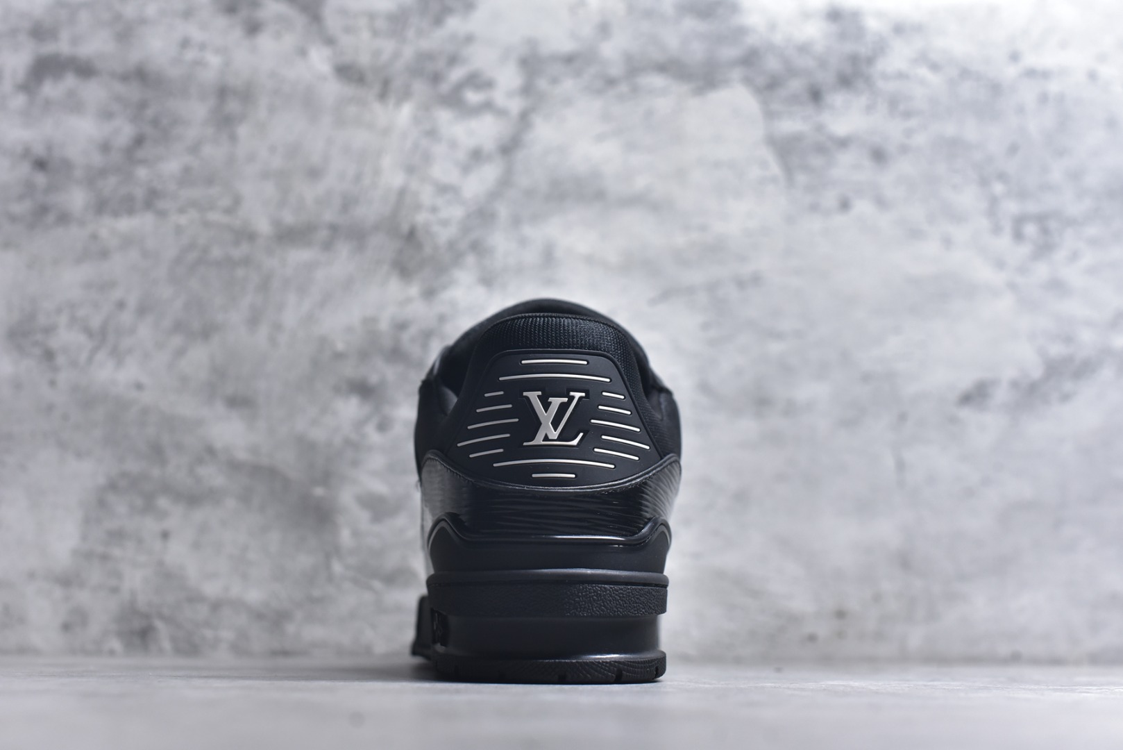 图片[5]-#顶级莞产 LOUIS VUITTON 路易威登 LV Trainer 牛皮革 ✦ 原楦原纸版开模，鞋型立体饱满 ✦ 零毛边、零溢胶、零线头瑕疵 ✦ 细节与原版一致 区分市面通货 ✦ 多层叠片＋电脑针车，针距密度一致 ✦ Monogram浮雕＋3D高频压纹 ✦ 多密度发泡中底：支撑回弹媲美专柜 ✦ 原装橡胶大底：含胶量高、纹路深、双拼接零偏差 ✦ ZP级原装包装：专柜款鞋盒＋防尘袋＋说明书 尺码：39 40 41 42 43 44 45-选品中心