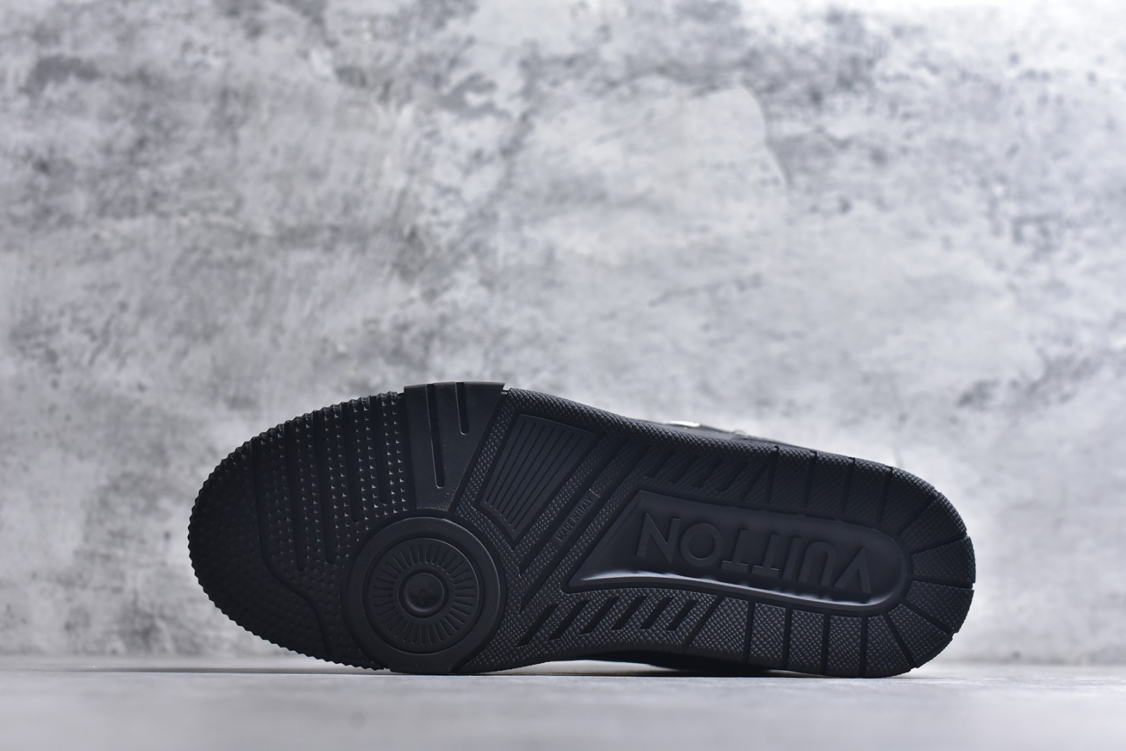 图片[6]-#顶级莞产 LOUIS VUITTON 路易威登 LV Trainer 牛皮革 ✦ 原楦原纸版开模，鞋型立体饱满 ✦ 零毛边、零溢胶、零线头瑕疵 ✦ 细节与原版一致 区分市面通货 ✦ 多层叠片＋电脑针车，针距密度一致 ✦ Monogram浮雕＋3D高频压纹 ✦ 多密度发泡中底：支撑回弹媲美专柜 ✦ 原装橡胶大底：含胶量高、纹路深、双拼接零偏差 ✦ ZP级原装包装：专柜款鞋盒＋防尘袋＋说明书 尺码：39 40 41 42 43 44 45-选品中心