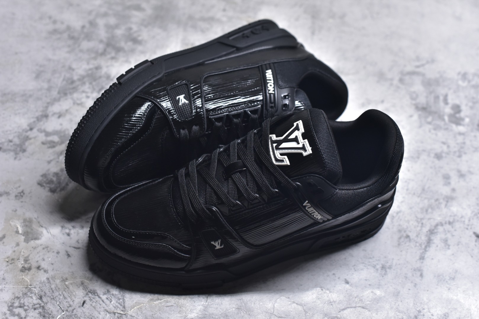 图片[7]-#顶级莞产 LOUIS VUITTON 路易威登 LV Trainer 牛皮革 ✦ 原楦原纸版开模，鞋型立体饱满 ✦ 零毛边、零溢胶、零线头瑕疵 ✦ 细节与原版一致 区分市面通货 ✦ 多层叠片＋电脑针车，针距密度一致 ✦ Monogram浮雕＋3D高频压纹 ✦ 多密度发泡中底：支撑回弹媲美专柜 ✦ 原装橡胶大底：含胶量高、纹路深、双拼接零偏差 ✦ ZP级原装包装：专柜款鞋盒＋防尘袋＋说明书 尺码：39 40 41 42 43 44 45-选品中心