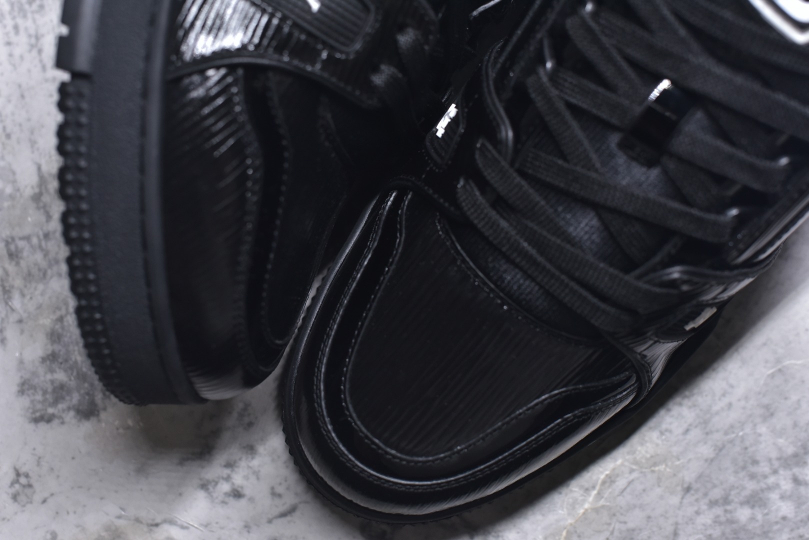 图片[8]-#顶级莞产 LOUIS VUITTON 路易威登 LV Trainer 牛皮革 ✦ 原楦原纸版开模，鞋型立体饱满 ✦ 零毛边、零溢胶、零线头瑕疵 ✦ 细节与原版一致 区分市面通货 ✦ 多层叠片＋电脑针车，针距密度一致 ✦ Monogram浮雕＋3D高频压纹 ✦ 多密度发泡中底：支撑回弹媲美专柜 ✦ 原装橡胶大底：含胶量高、纹路深、双拼接零偏差 ✦ ZP级原装包装：专柜款鞋盒＋防尘袋＋说明书 尺码：39 40 41 42 43 44 45-选品中心