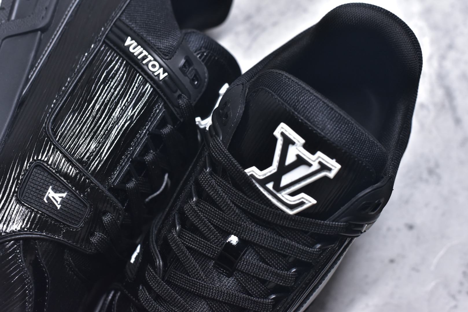 图片[9]-#顶级莞产 LOUIS VUITTON 路易威登 LV Trainer 牛皮革 ✦ 原楦原纸版开模，鞋型立体饱满 ✦ 零毛边、零溢胶、零线头瑕疵 ✦ 细节与原版一致 区分市面通货 ✦ 多层叠片＋电脑针车，针距密度一致 ✦ Monogram浮雕＋3D高频压纹 ✦ 多密度发泡中底：支撑回弹媲美专柜 ✦ 原装橡胶大底：含胶量高、纹路深、双拼接零偏差 ✦ ZP级原装包装：专柜款鞋盒＋防尘袋＋说明书 尺码：39 40 41 42 43 44 45-选品中心