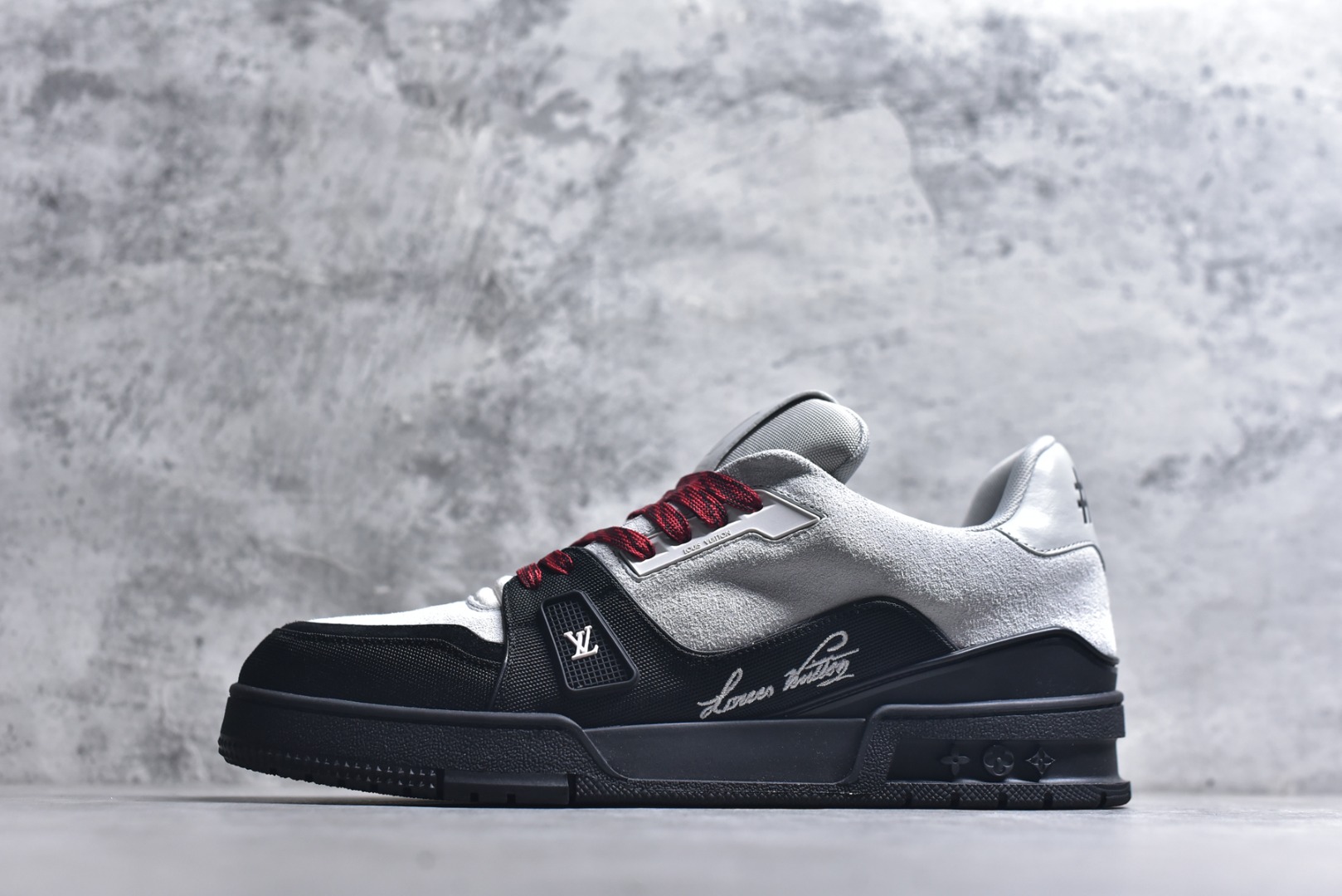 #顶级莞产 LOUIS VUITTON 路易威登 LV Trainer 牛皮革 ✦ 原楦原纸版开模，鞋型立体饱满 ✦ 零毛边、零溢胶、零线头瑕疵 ✦ 细节与原版一致 区分市面通货 ✦ 多层叠片＋电脑针车，针距密度一致 ✦ Monogram浮雕＋3D高频压纹 ✦ 多密度发泡中底：支撑回弹媲美专柜 ✦ 原装橡胶大底：含胶量高、纹路深、双拼接零偏差 ✦ ZP级原装包装：专柜款鞋盒＋防尘袋＋说明书 尺码：39 40 41 42 43 44 45-选品中心