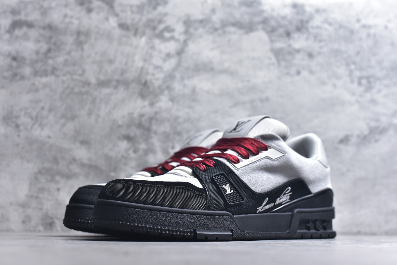 图片[2]-#顶级莞产 LOUIS VUITTON 路易威登 LV Trainer 牛皮革 ✦ 原楦原纸版开模，鞋型立体饱满 ✦ 零毛边、零溢胶、零线头瑕疵 ✦ 细节与原版一致 区分市面通货 ✦ 多层叠片＋电脑针车，针距密度一致 ✦ Monogram浮雕＋3D高频压纹 ✦ 多密度发泡中底：支撑回弹媲美专柜 ✦ 原装橡胶大底：含胶量高、纹路深、双拼接零偏差 ✦ ZP级原装包装：专柜款鞋盒＋防尘袋＋说明书 尺码：39 40 41 42 43 44 45-选品中心