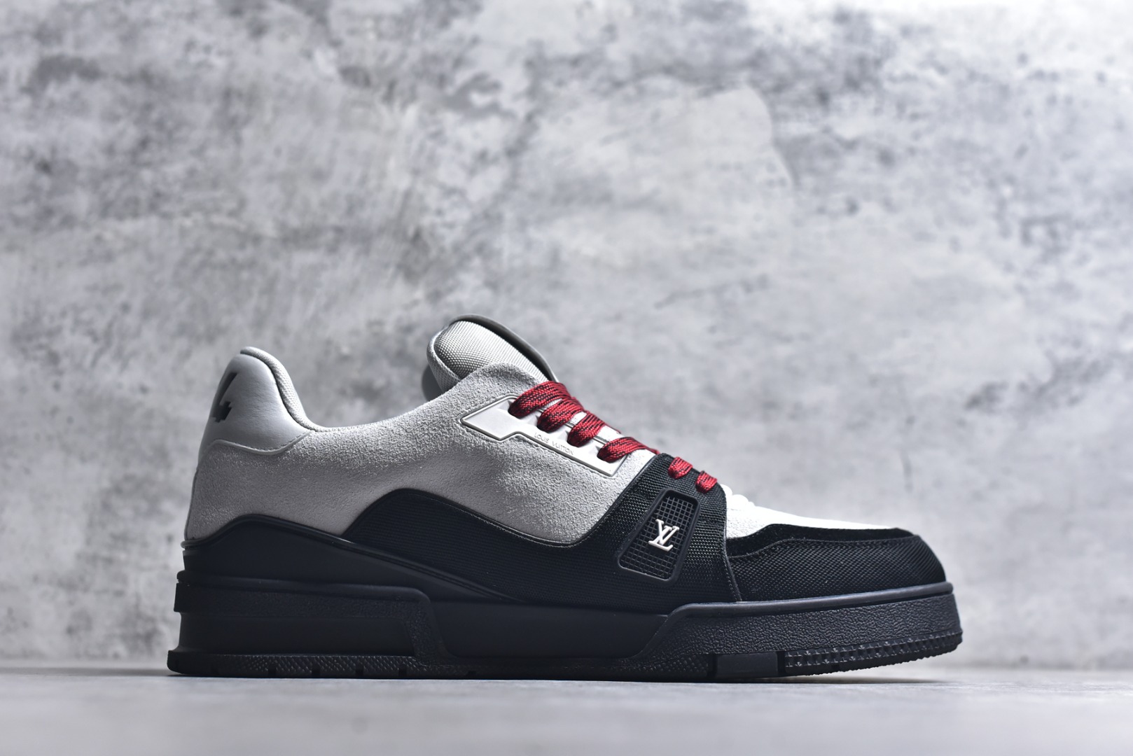 图片[3]-#顶级莞产 LOUIS VUITTON 路易威登 LV Trainer 牛皮革 ✦ 原楦原纸版开模，鞋型立体饱满 ✦ 零毛边、零溢胶、零线头瑕疵 ✦ 细节与原版一致 区分市面通货 ✦ 多层叠片＋电脑针车，针距密度一致 ✦ Monogram浮雕＋3D高频压纹 ✦ 多密度发泡中底：支撑回弹媲美专柜 ✦ 原装橡胶大底：含胶量高、纹路深、双拼接零偏差 ✦ ZP级原装包装：专柜款鞋盒＋防尘袋＋说明书 尺码：39 40 41 42 43 44 45-选品中心