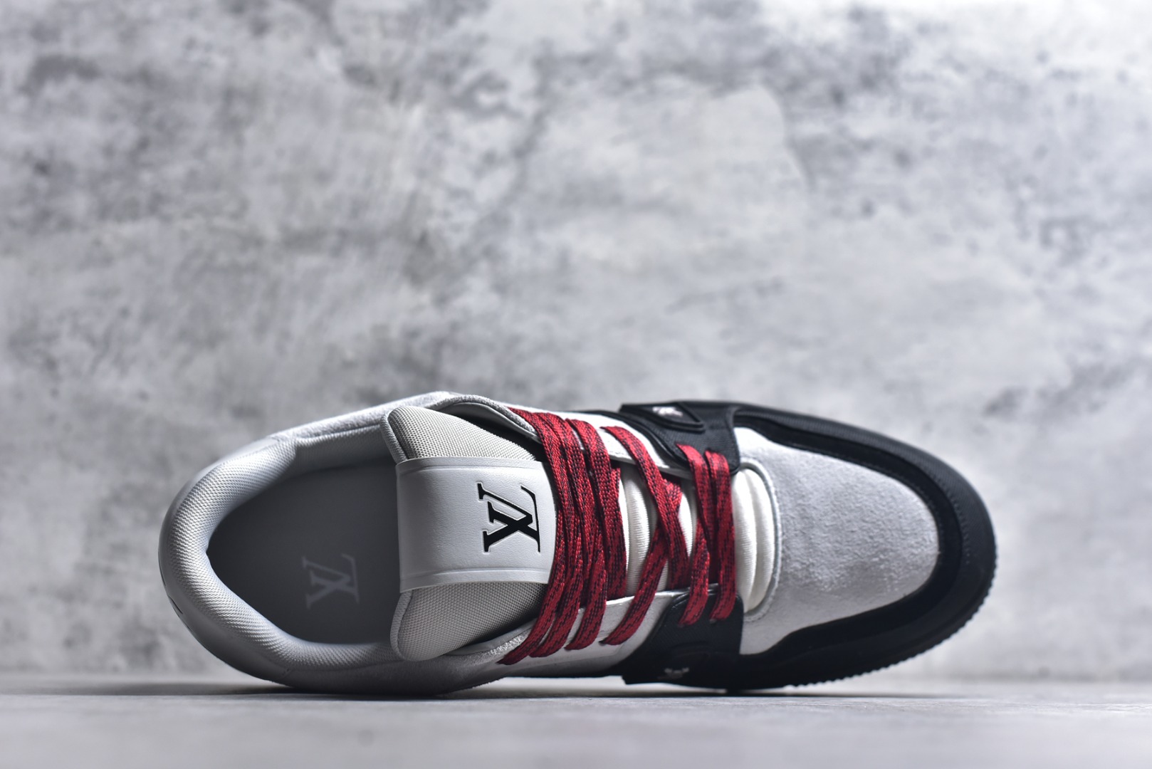 图片[4]-#顶级莞产 LOUIS VUITTON 路易威登 LV Trainer 牛皮革 ✦ 原楦原纸版开模，鞋型立体饱满 ✦ 零毛边、零溢胶、零线头瑕疵 ✦ 细节与原版一致 区分市面通货 ✦ 多层叠片＋电脑针车，针距密度一致 ✦ Monogram浮雕＋3D高频压纹 ✦ 多密度发泡中底：支撑回弹媲美专柜 ✦ 原装橡胶大底：含胶量高、纹路深、双拼接零偏差 ✦ ZP级原装包装：专柜款鞋盒＋防尘袋＋说明书 尺码：39 40 41 42 43 44 45-选品中心