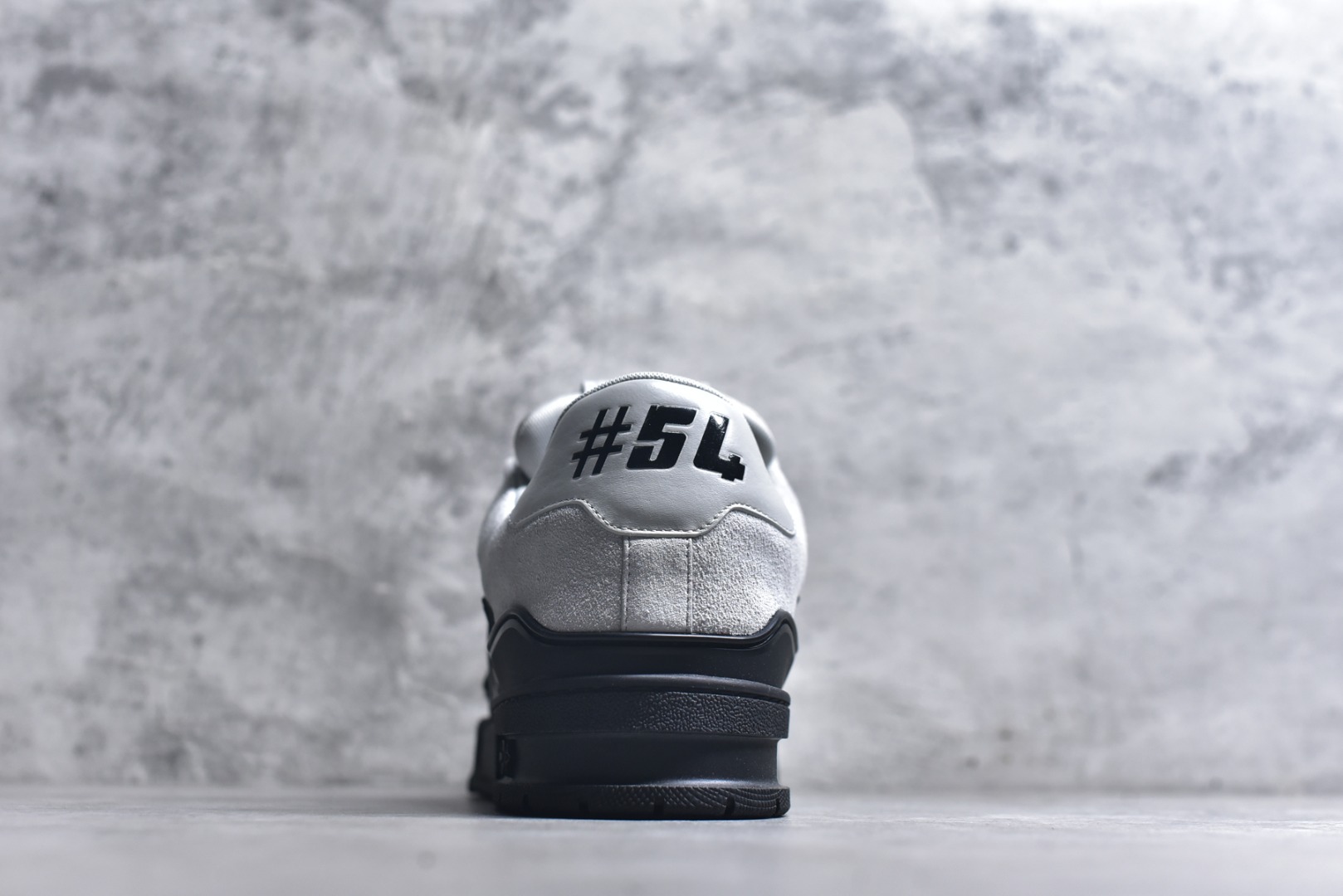 图片[5]-#顶级莞产 LOUIS VUITTON 路易威登 LV Trainer 牛皮革 ✦ 原楦原纸版开模，鞋型立体饱满 ✦ 零毛边、零溢胶、零线头瑕疵 ✦ 细节与原版一致 区分市面通货 ✦ 多层叠片＋电脑针车，针距密度一致 ✦ Monogram浮雕＋3D高频压纹 ✦ 多密度发泡中底：支撑回弹媲美专柜 ✦ 原装橡胶大底：含胶量高、纹路深、双拼接零偏差 ✦ ZP级原装包装：专柜款鞋盒＋防尘袋＋说明书 尺码：39 40 41 42 43 44 45-选品中心