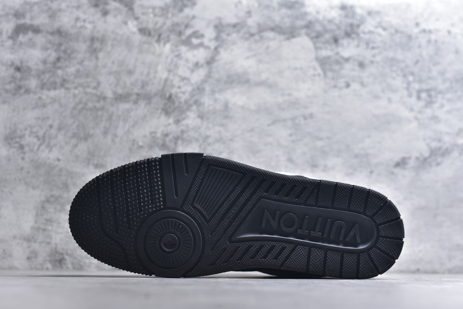 图片[6]-#顶级莞产 LOUIS VUITTON 路易威登 LV Trainer 牛皮革 ✦ 原楦原纸版开模，鞋型立体饱满 ✦ 零毛边、零溢胶、零线头瑕疵 ✦ 细节与原版一致 区分市面通货 ✦ 多层叠片＋电脑针车，针距密度一致 ✦ Monogram浮雕＋3D高频压纹 ✦ 多密度发泡中底：支撑回弹媲美专柜 ✦ 原装橡胶大底：含胶量高、纹路深、双拼接零偏差 ✦ ZP级原装包装：专柜款鞋盒＋防尘袋＋说明书 尺码：39 40 41 42 43 44 45-选品中心