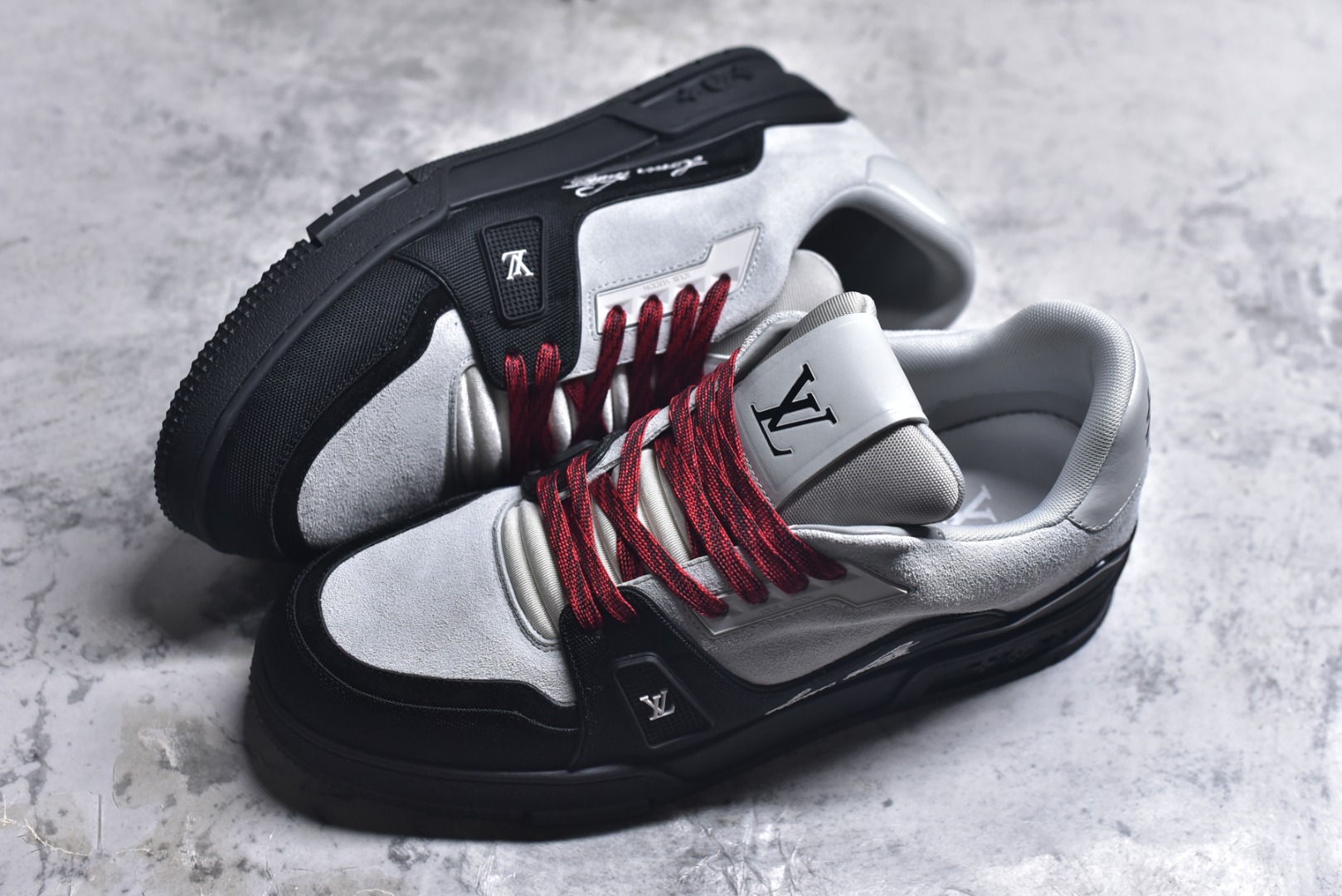 图片[7]-#顶级莞产 LOUIS VUITTON 路易威登 LV Trainer 牛皮革 ✦ 原楦原纸版开模，鞋型立体饱满 ✦ 零毛边、零溢胶、零线头瑕疵 ✦ 细节与原版一致 区分市面通货 ✦ 多层叠片＋电脑针车，针距密度一致 ✦ Monogram浮雕＋3D高频压纹 ✦ 多密度发泡中底：支撑回弹媲美专柜 ✦ 原装橡胶大底：含胶量高、纹路深、双拼接零偏差 ✦ ZP级原装包装：专柜款鞋盒＋防尘袋＋说明书 尺码：39 40 41 42 43 44 45-选品中心