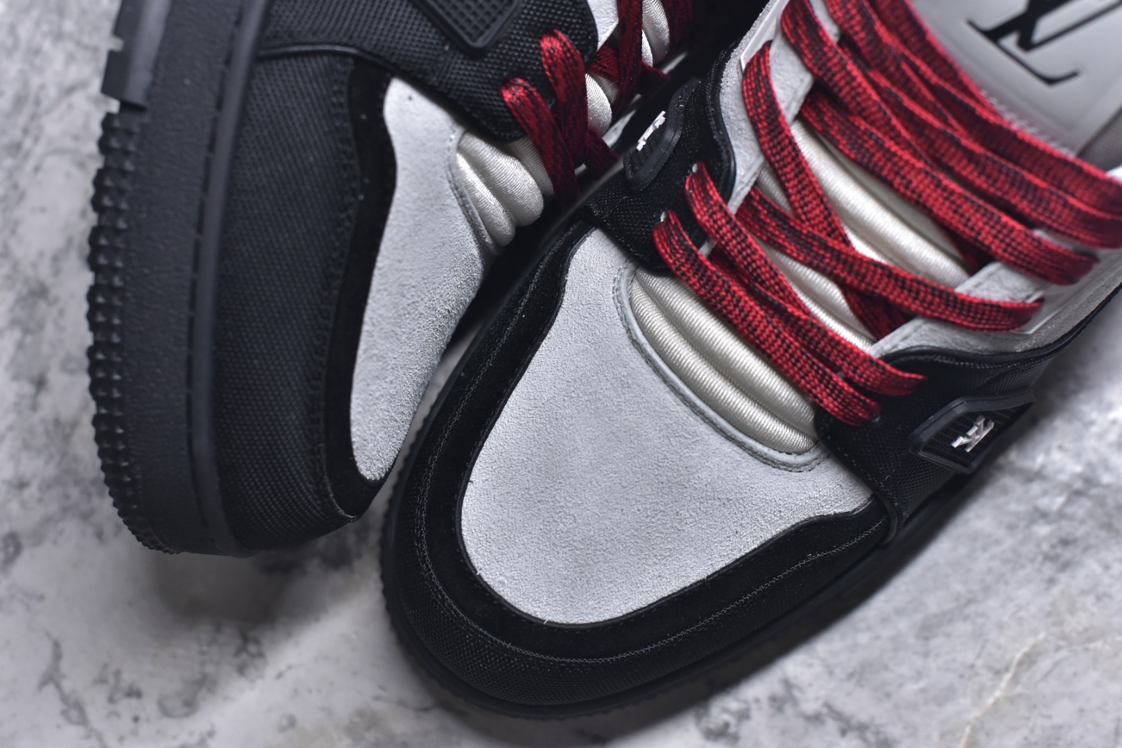 图片[8]-#顶级莞产 LOUIS VUITTON 路易威登 LV Trainer 牛皮革 ✦ 原楦原纸版开模，鞋型立体饱满 ✦ 零毛边、零溢胶、零线头瑕疵 ✦ 细节与原版一致 区分市面通货 ✦ 多层叠片＋电脑针车，针距密度一致 ✦ Monogram浮雕＋3D高频压纹 ✦ 多密度发泡中底：支撑回弹媲美专柜 ✦ 原装橡胶大底：含胶量高、纹路深、双拼接零偏差 ✦ ZP级原装包装：专柜款鞋盒＋防尘袋＋说明书 尺码：39 40 41 42 43 44 45-选品中心