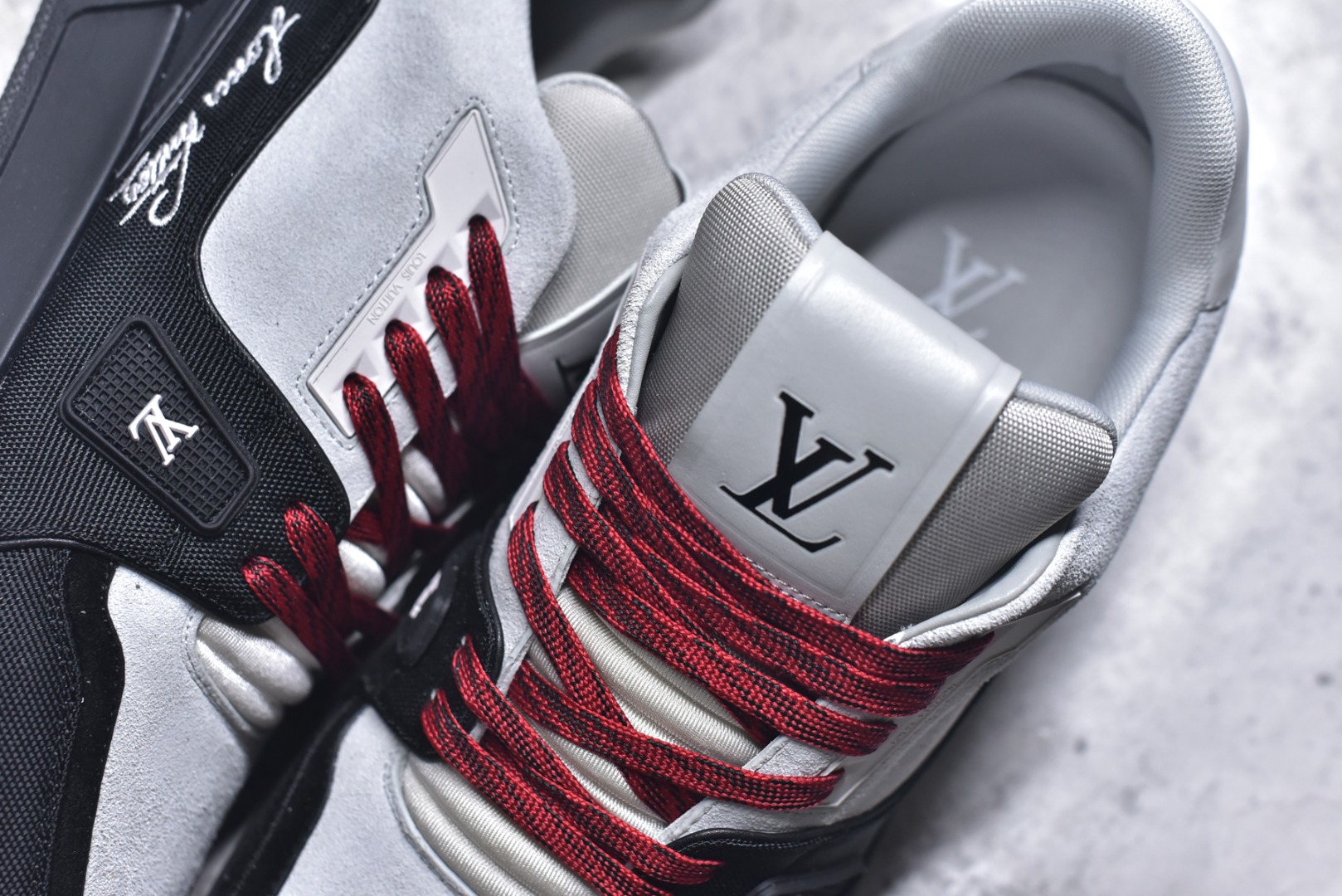 图片[9]-#顶级莞产 LOUIS VUITTON 路易威登 LV Trainer 牛皮革 ✦ 原楦原纸版开模，鞋型立体饱满 ✦ 零毛边、零溢胶、零线头瑕疵 ✦ 细节与原版一致 区分市面通货 ✦ 多层叠片＋电脑针车，针距密度一致 ✦ Monogram浮雕＋3D高频压纹 ✦ 多密度发泡中底：支撑回弹媲美专柜 ✦ 原装橡胶大底：含胶量高、纹路深、双拼接零偏差 ✦ ZP级原装包装：专柜款鞋盒＋防尘袋＋说明书 尺码：39 40 41 42 43 44 45-选品中心