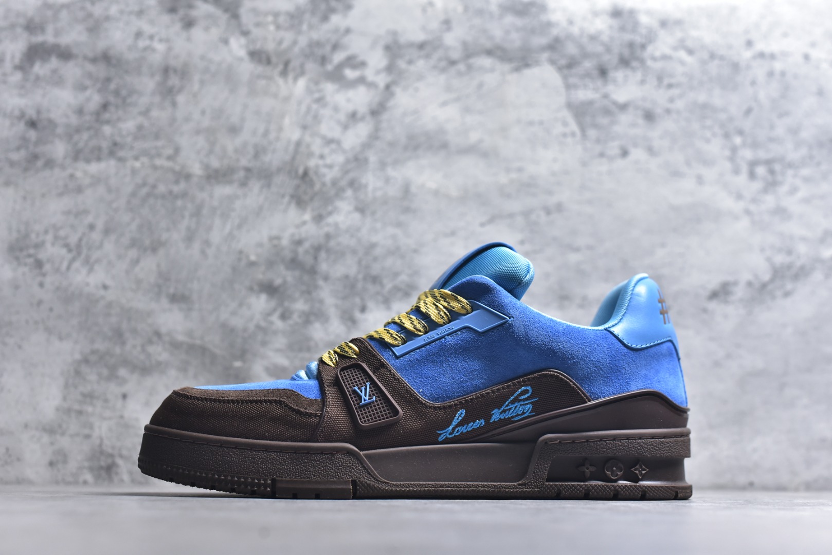 #顶级莞产 LOUIS VUITTON 路易威登 LV Trainer 牛皮革 ✦ 原楦原纸版开模，鞋型立体饱满 ✦ 零毛边、零溢胶、零线头瑕疵 ✦ 细节与原版一致 区分市面通货 ✦ 多层叠片＋电脑针车，针距密度一致 ✦ Monogram浮雕＋3D高频压纹 ✦ 多密度发泡中底：支撑回弹媲美专柜 ✦ 原装橡胶大底：含胶量高、纹路深、双拼接零偏差 ✦ ZP级原装包装：专柜款鞋盒＋防尘袋＋说明书 尺码：39 40 41 42 43 44 45-选品中心