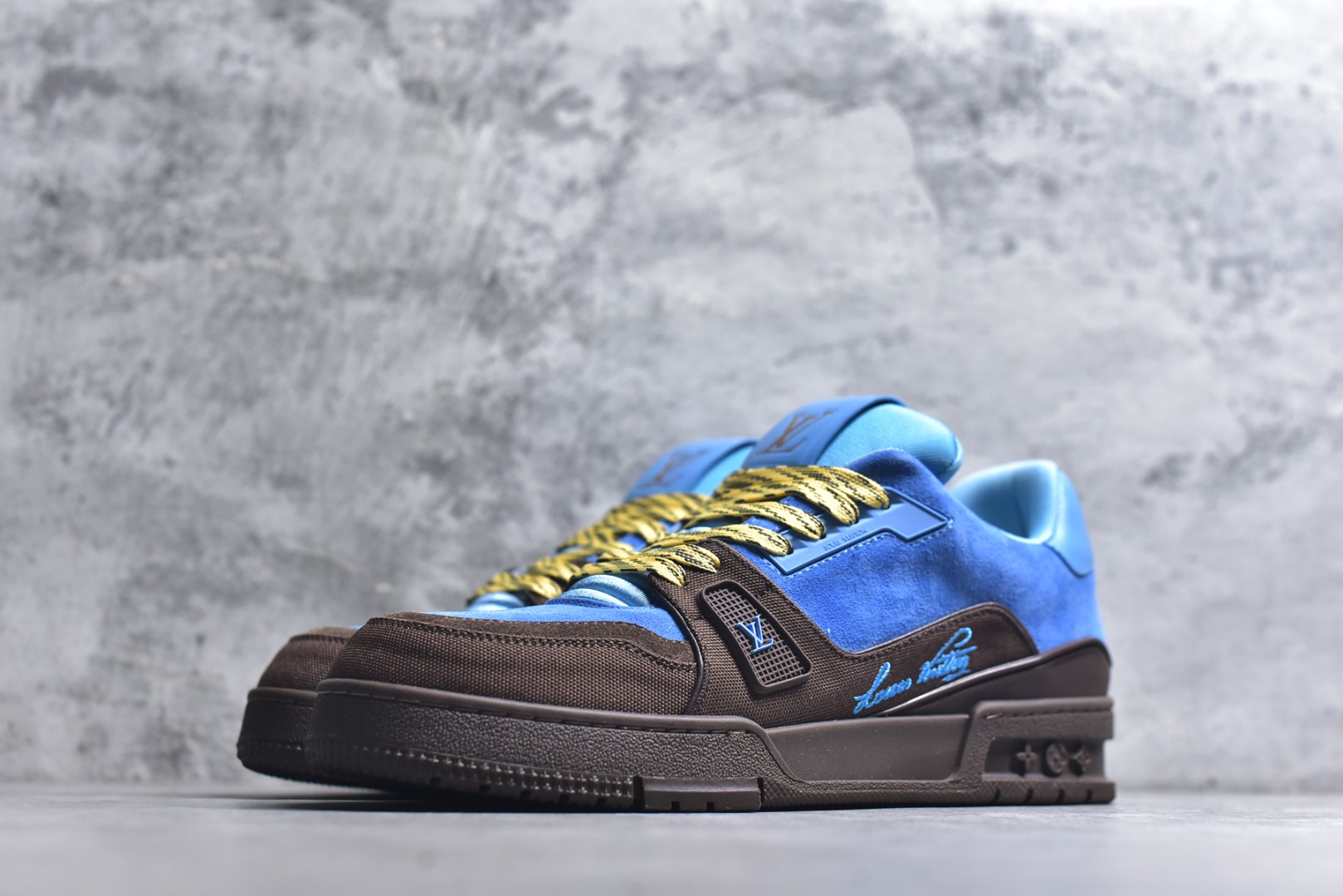 图片[2]-#顶级莞产 LOUIS VUITTON 路易威登 LV Trainer 牛皮革 ✦ 原楦原纸版开模，鞋型立体饱满 ✦ 零毛边、零溢胶、零线头瑕疵 ✦ 细节与原版一致 区分市面通货 ✦ 多层叠片＋电脑针车，针距密度一致 ✦ Monogram浮雕＋3D高频压纹 ✦ 多密度发泡中底：支撑回弹媲美专柜 ✦ 原装橡胶大底：含胶量高、纹路深、双拼接零偏差 ✦ ZP级原装包装：专柜款鞋盒＋防尘袋＋说明书 尺码：39 40 41 42 43 44 45-选品中心