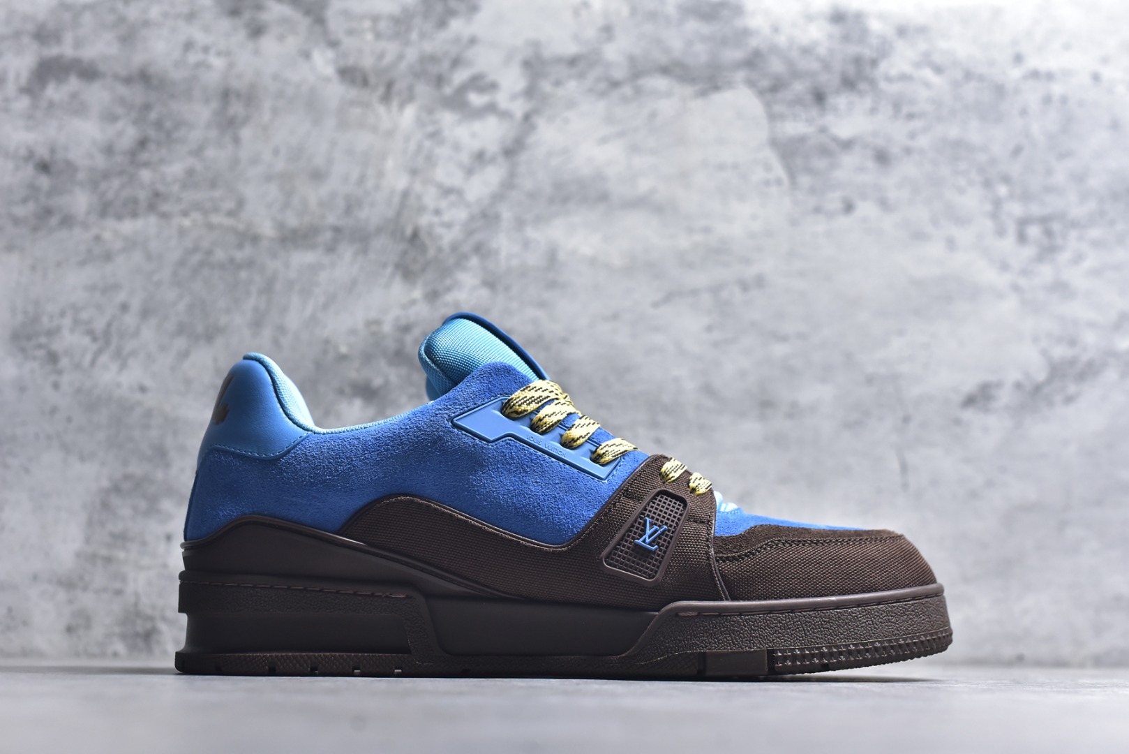 图片[3]-#顶级莞产 LOUIS VUITTON 路易威登 LV Trainer 牛皮革 ✦ 原楦原纸版开模，鞋型立体饱满 ✦ 零毛边、零溢胶、零线头瑕疵 ✦ 细节与原版一致 区分市面通货 ✦ 多层叠片＋电脑针车，针距密度一致 ✦ Monogram浮雕＋3D高频压纹 ✦ 多密度发泡中底：支撑回弹媲美专柜 ✦ 原装橡胶大底：含胶量高、纹路深、双拼接零偏差 ✦ ZP级原装包装：专柜款鞋盒＋防尘袋＋说明书 尺码：39 40 41 42 43 44 45-选品中心