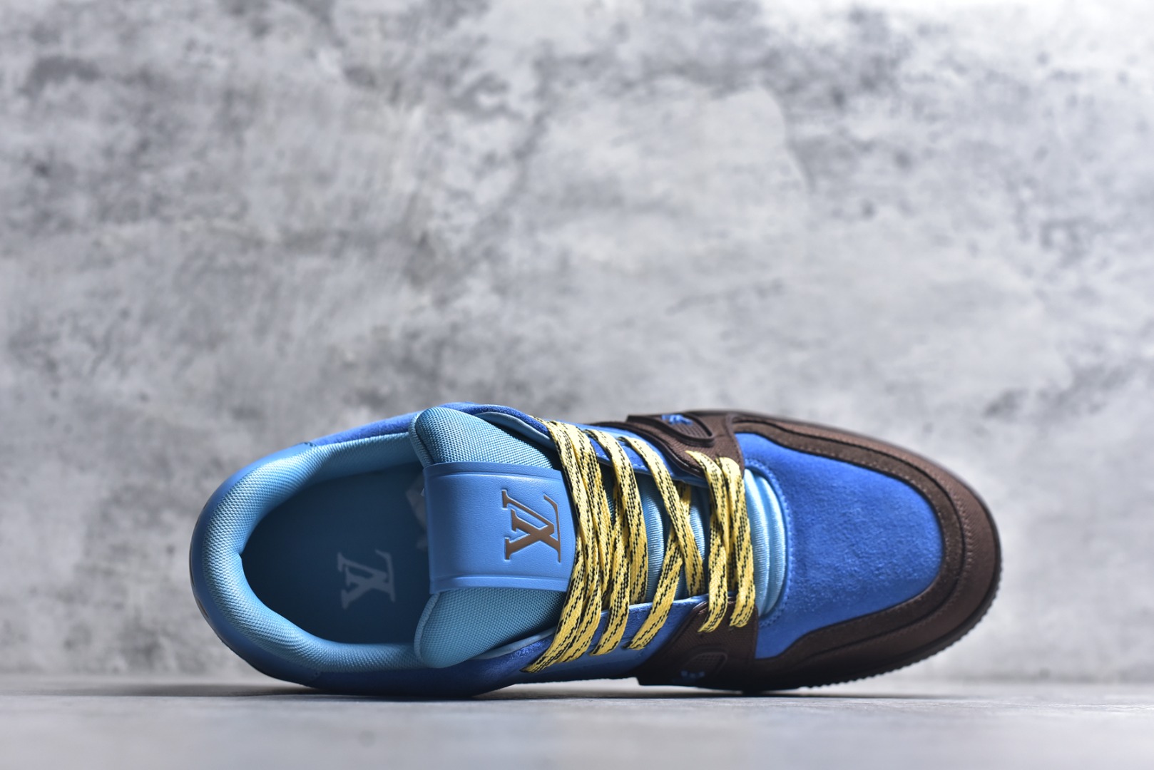 图片[4]-#顶级莞产 LOUIS VUITTON 路易威登 LV Trainer 牛皮革 ✦ 原楦原纸版开模，鞋型立体饱满 ✦ 零毛边、零溢胶、零线头瑕疵 ✦ 细节与原版一致 区分市面通货 ✦ 多层叠片＋电脑针车，针距密度一致 ✦ Monogram浮雕＋3D高频压纹 ✦ 多密度发泡中底：支撑回弹媲美专柜 ✦ 原装橡胶大底：含胶量高、纹路深、双拼接零偏差 ✦ ZP级原装包装：专柜款鞋盒＋防尘袋＋说明书 尺码：39 40 41 42 43 44 45-选品中心