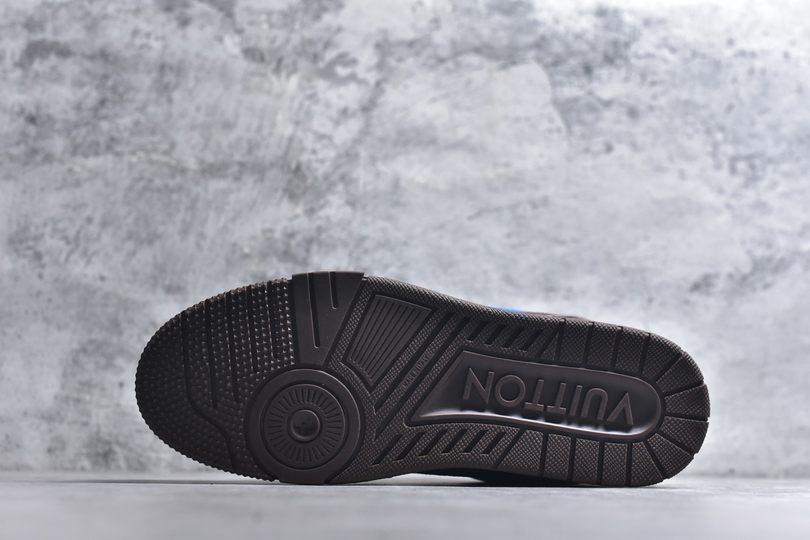 图片[6]-#顶级莞产 LOUIS VUITTON 路易威登 LV Trainer 牛皮革 ✦ 原楦原纸版开模，鞋型立体饱满 ✦ 零毛边、零溢胶、零线头瑕疵 ✦ 细节与原版一致 区分市面通货 ✦ 多层叠片＋电脑针车，针距密度一致 ✦ Monogram浮雕＋3D高频压纹 ✦ 多密度发泡中底：支撑回弹媲美专柜 ✦ 原装橡胶大底：含胶量高、纹路深、双拼接零偏差 ✦ ZP级原装包装：专柜款鞋盒＋防尘袋＋说明书 尺码：39 40 41 42 43 44 45-选品中心