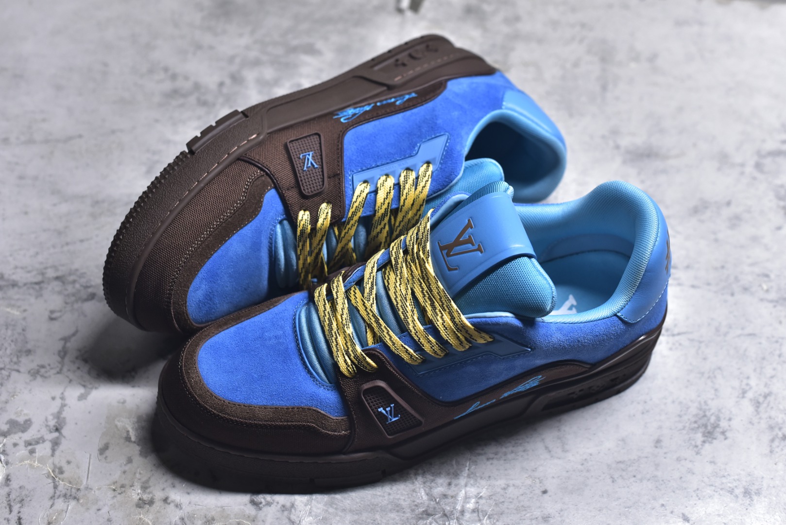 图片[7]-#顶级莞产 LOUIS VUITTON 路易威登 LV Trainer 牛皮革 ✦ 原楦原纸版开模，鞋型立体饱满 ✦ 零毛边、零溢胶、零线头瑕疵 ✦ 细节与原版一致 区分市面通货 ✦ 多层叠片＋电脑针车，针距密度一致 ✦ Monogram浮雕＋3D高频压纹 ✦ 多密度发泡中底：支撑回弹媲美专柜 ✦ 原装橡胶大底：含胶量高、纹路深、双拼接零偏差 ✦ ZP级原装包装：专柜款鞋盒＋防尘袋＋说明书 尺码：39 40 41 42 43 44 45-选品中心