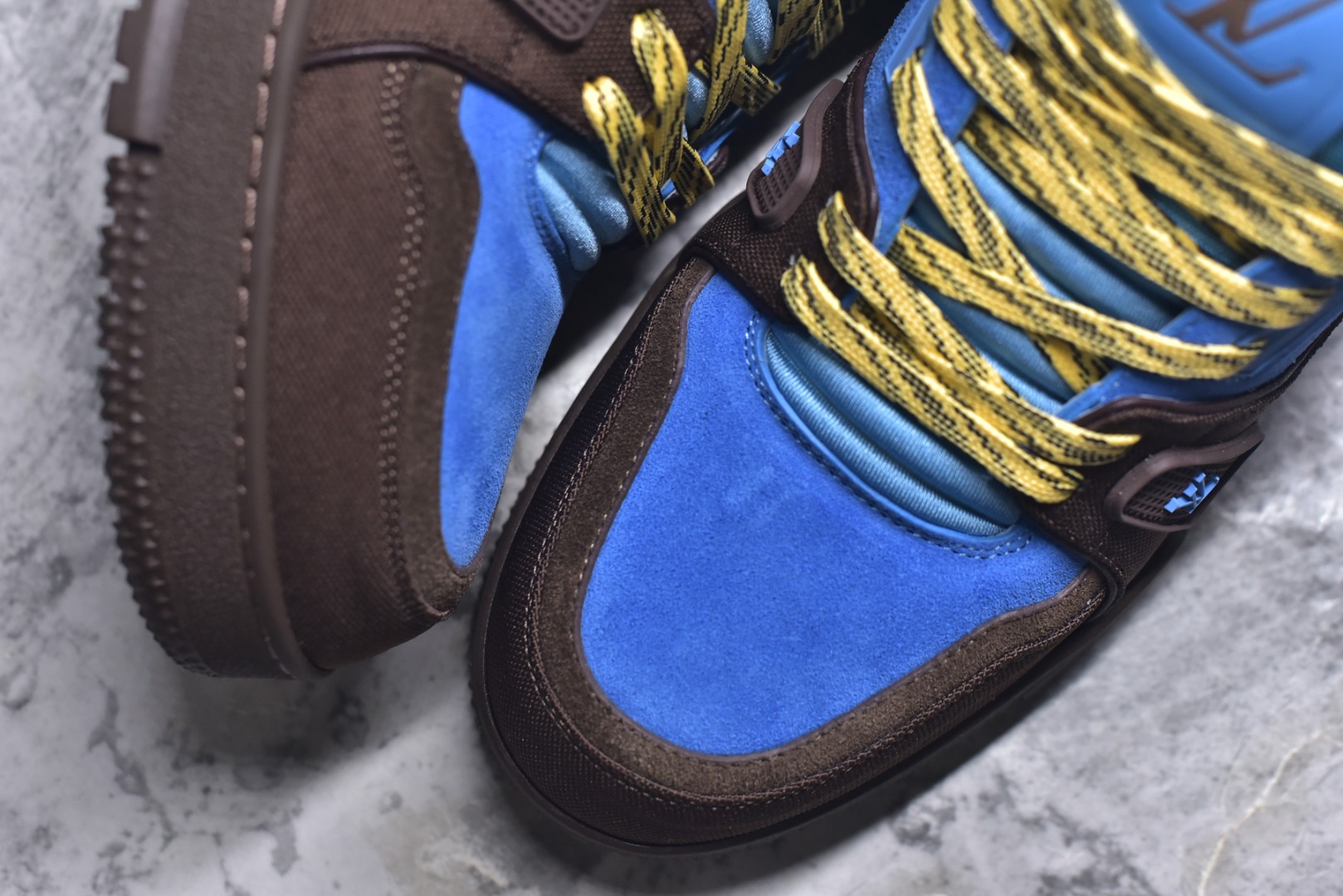 图片[8]-#顶级莞产 LOUIS VUITTON 路易威登 LV Trainer 牛皮革 ✦ 原楦原纸版开模，鞋型立体饱满 ✦ 零毛边、零溢胶、零线头瑕疵 ✦ 细节与原版一致 区分市面通货 ✦ 多层叠片＋电脑针车，针距密度一致 ✦ Monogram浮雕＋3D高频压纹 ✦ 多密度发泡中底：支撑回弹媲美专柜 ✦ 原装橡胶大底：含胶量高、纹路深、双拼接零偏差 ✦ ZP级原装包装：专柜款鞋盒＋防尘袋＋说明书 尺码：39 40 41 42 43 44 45-选品中心