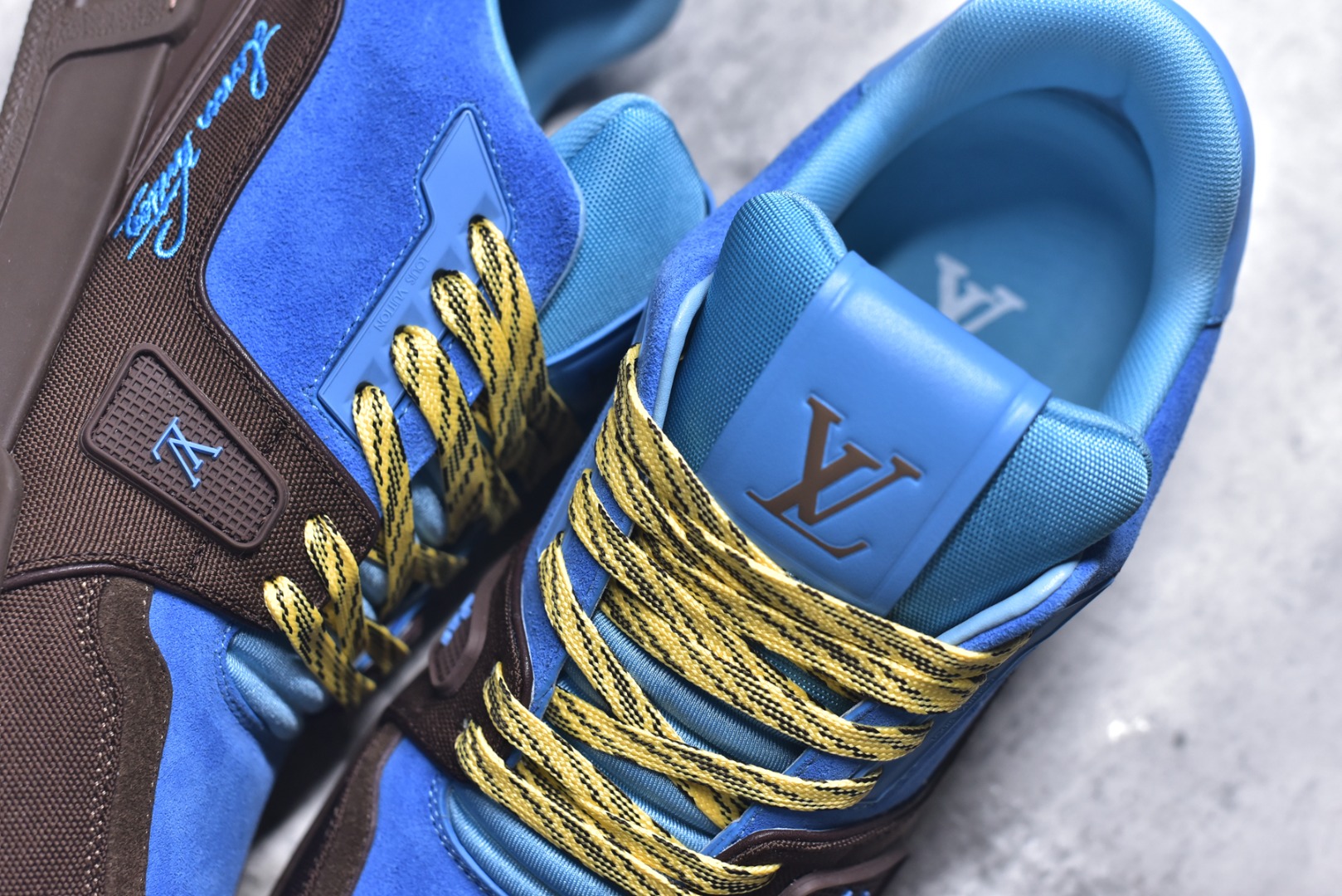 图片[9]-#顶级莞产 LOUIS VUITTON 路易威登 LV Trainer 牛皮革 ✦ 原楦原纸版开模，鞋型立体饱满 ✦ 零毛边、零溢胶、零线头瑕疵 ✦ 细节与原版一致 区分市面通货 ✦ 多层叠片＋电脑针车，针距密度一致 ✦ Monogram浮雕＋3D高频压纹 ✦ 多密度发泡中底：支撑回弹媲美专柜 ✦ 原装橡胶大底：含胶量高、纹路深、双拼接零偏差 ✦ ZP级原装包装：专柜款鞋盒＋防尘袋＋说明书 尺码：39 40 41 42 43 44 45-选品中心