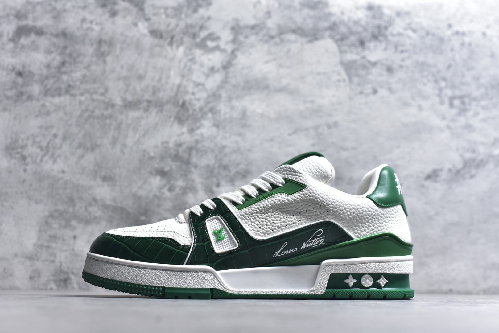 #顶级莞产 LOUIS VUITTON 路易威登 LV Trainer 牛皮革 ✦ 原楦原纸版开模，鞋型立体饱满 ✦ 零毛边、零溢胶、零线头瑕疵 ✦ 细节与原版一致 区分市面通货 ✦ 多层叠片＋电脑针车，针距密度一致 ✦ Monogram浮雕＋3D高频压纹 ✦ 多密度发泡中底：支撑回弹媲美专柜 ✦ 原装橡胶大底：含胶量高、纹路深、双拼接零偏差 ✦ ZP级原装包装：专柜款鞋盒＋防尘袋＋说明书 尺码：39 40 41 42 43 44 45-选品中心