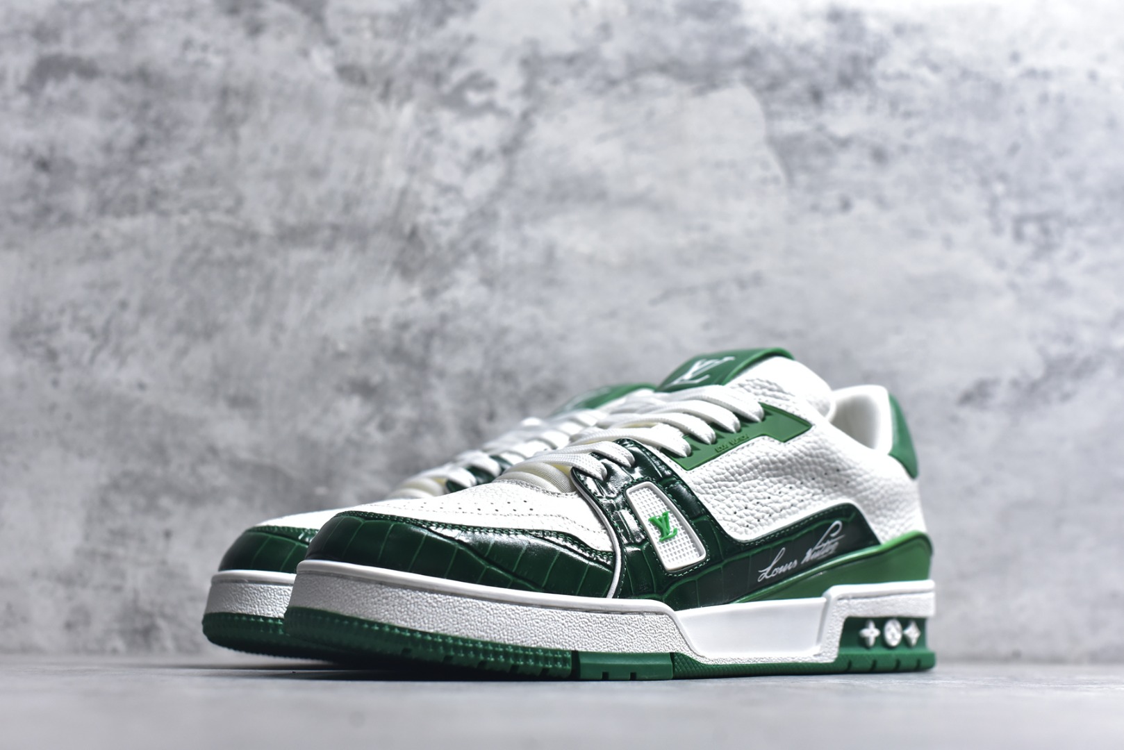 图片[2]-#顶级莞产 LOUIS VUITTON 路易威登 LV Trainer 牛皮革 ✦ 原楦原纸版开模，鞋型立体饱满 ✦ 零毛边、零溢胶、零线头瑕疵 ✦ 细节与原版一致 区分市面通货 ✦ 多层叠片＋电脑针车，针距密度一致 ✦ Monogram浮雕＋3D高频压纹 ✦ 多密度发泡中底：支撑回弹媲美专柜 ✦ 原装橡胶大底：含胶量高、纹路深、双拼接零偏差 ✦ ZP级原装包装：专柜款鞋盒＋防尘袋＋说明书 尺码：39 40 41 42 43 44 45-选品中心