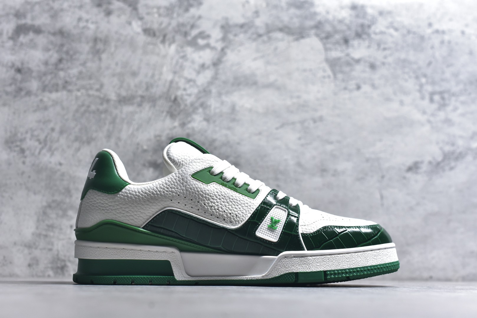 图片[3]-#顶级莞产 LOUIS VUITTON 路易威登 LV Trainer 牛皮革 ✦ 原楦原纸版开模，鞋型立体饱满 ✦ 零毛边、零溢胶、零线头瑕疵 ✦ 细节与原版一致 区分市面通货 ✦ 多层叠片＋电脑针车，针距密度一致 ✦ Monogram浮雕＋3D高频压纹 ✦ 多密度发泡中底：支撑回弹媲美专柜 ✦ 原装橡胶大底：含胶量高、纹路深、双拼接零偏差 ✦ ZP级原装包装：专柜款鞋盒＋防尘袋＋说明书 尺码：39 40 41 42 43 44 45-选品中心