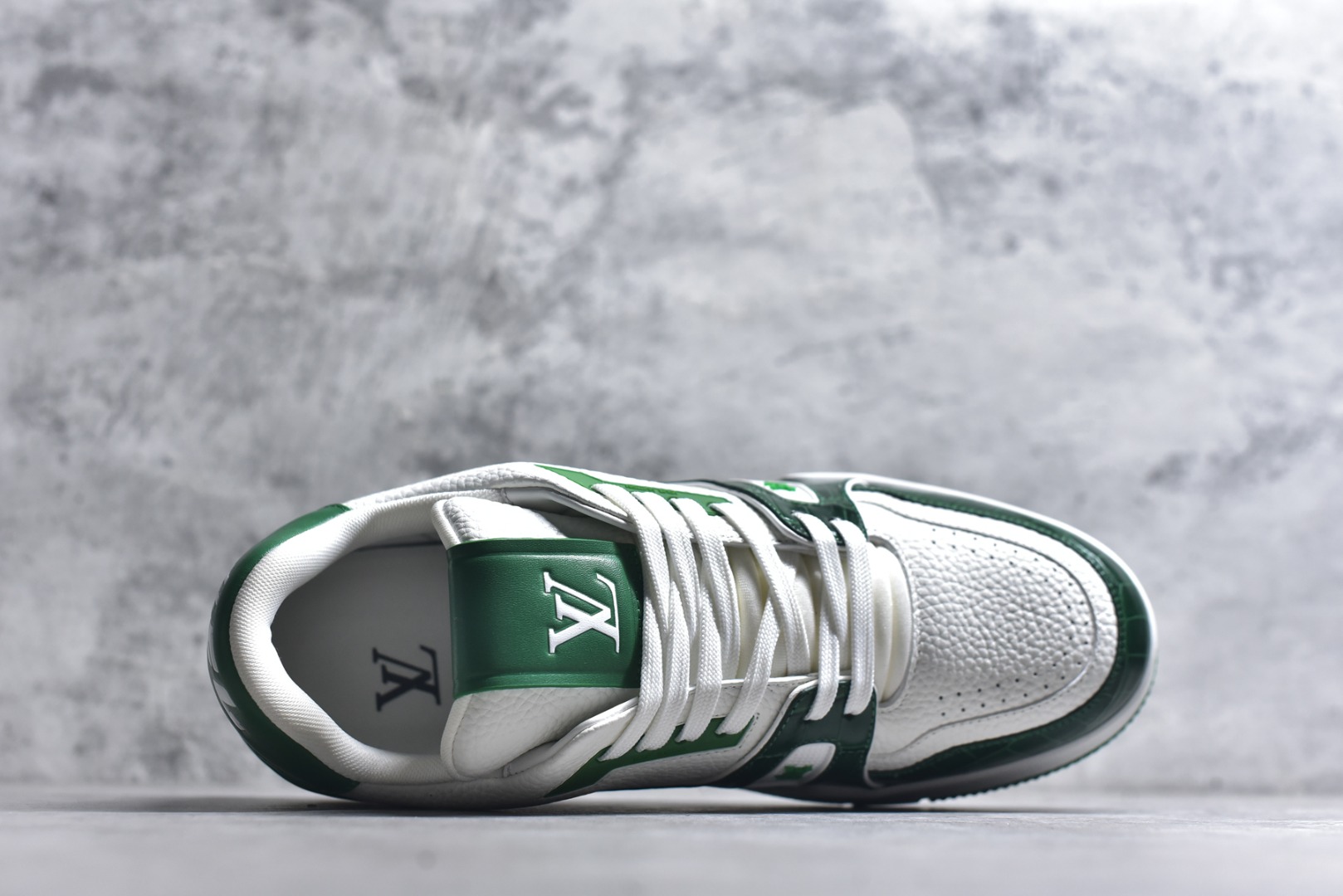 图片[4]-#顶级莞产 LOUIS VUITTON 路易威登 LV Trainer 牛皮革 ✦ 原楦原纸版开模，鞋型立体饱满 ✦ 零毛边、零溢胶、零线头瑕疵 ✦ 细节与原版一致 区分市面通货 ✦ 多层叠片＋电脑针车，针距密度一致 ✦ Monogram浮雕＋3D高频压纹 ✦ 多密度发泡中底：支撑回弹媲美专柜 ✦ 原装橡胶大底：含胶量高、纹路深、双拼接零偏差 ✦ ZP级原装包装：专柜款鞋盒＋防尘袋＋说明书 尺码：39 40 41 42 43 44 45-选品中心