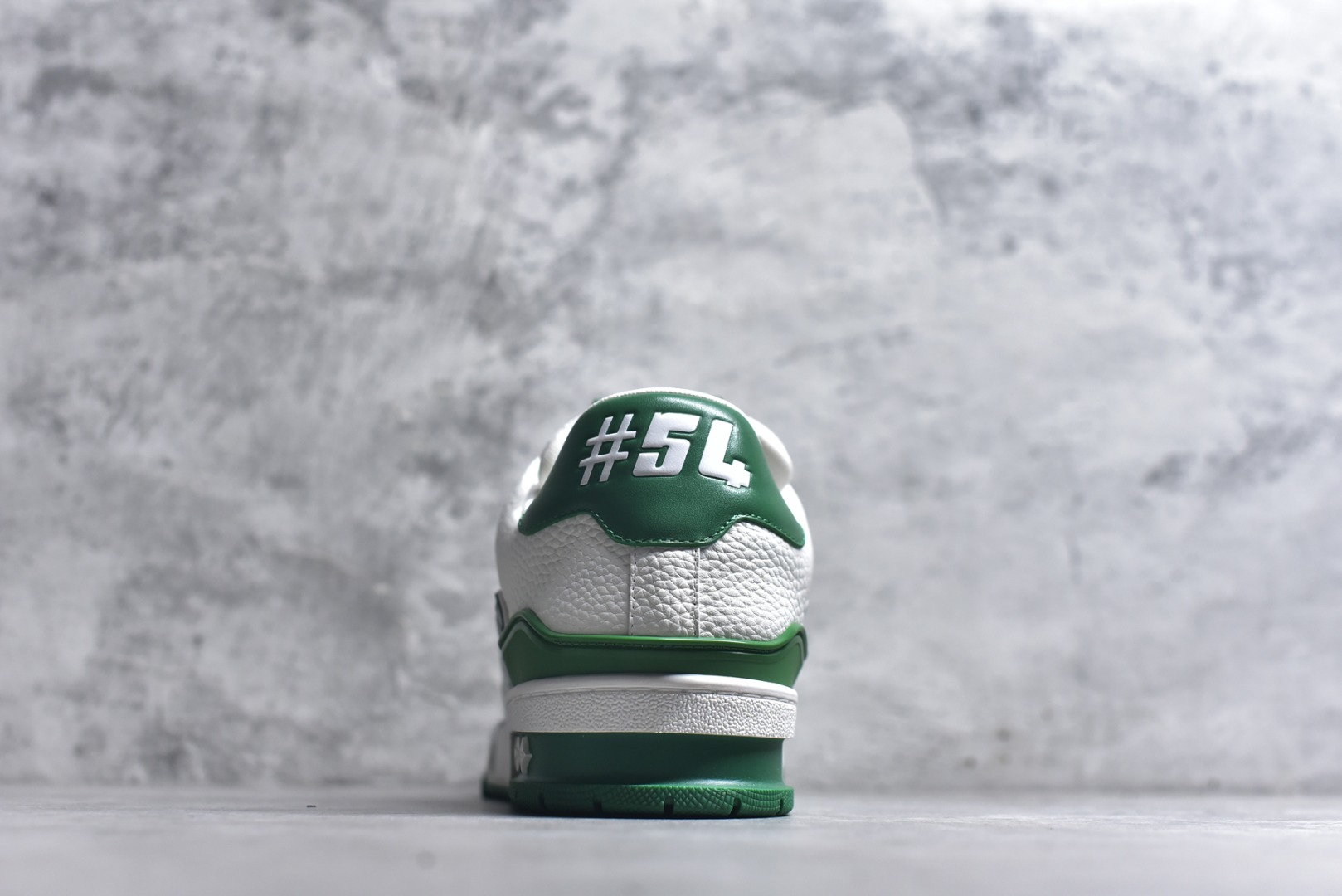 图片[5]-#顶级莞产 LOUIS VUITTON 路易威登 LV Trainer 牛皮革 ✦ 原楦原纸版开模，鞋型立体饱满 ✦ 零毛边、零溢胶、零线头瑕疵 ✦ 细节与原版一致 区分市面通货 ✦ 多层叠片＋电脑针车，针距密度一致 ✦ Monogram浮雕＋3D高频压纹 ✦ 多密度发泡中底：支撑回弹媲美专柜 ✦ 原装橡胶大底：含胶量高、纹路深、双拼接零偏差 ✦ ZP级原装包装：专柜款鞋盒＋防尘袋＋说明书 尺码：39 40 41 42 43 44 45-选品中心