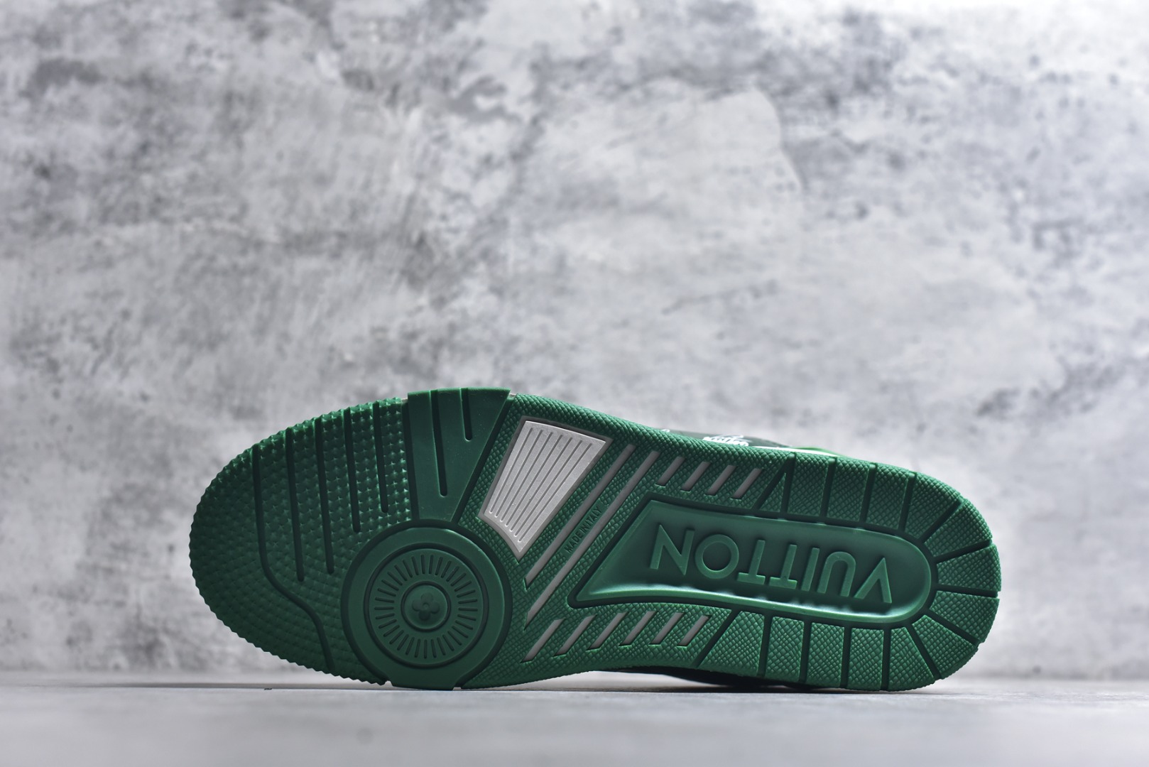 图片[6]-#顶级莞产 LOUIS VUITTON 路易威登 LV Trainer 牛皮革 ✦ 原楦原纸版开模，鞋型立体饱满 ✦ 零毛边、零溢胶、零线头瑕疵 ✦ 细节与原版一致 区分市面通货 ✦ 多层叠片＋电脑针车，针距密度一致 ✦ Monogram浮雕＋3D高频压纹 ✦ 多密度发泡中底：支撑回弹媲美专柜 ✦ 原装橡胶大底：含胶量高、纹路深、双拼接零偏差 ✦ ZP级原装包装：专柜款鞋盒＋防尘袋＋说明书 尺码：39 40 41 42 43 44 45-选品中心