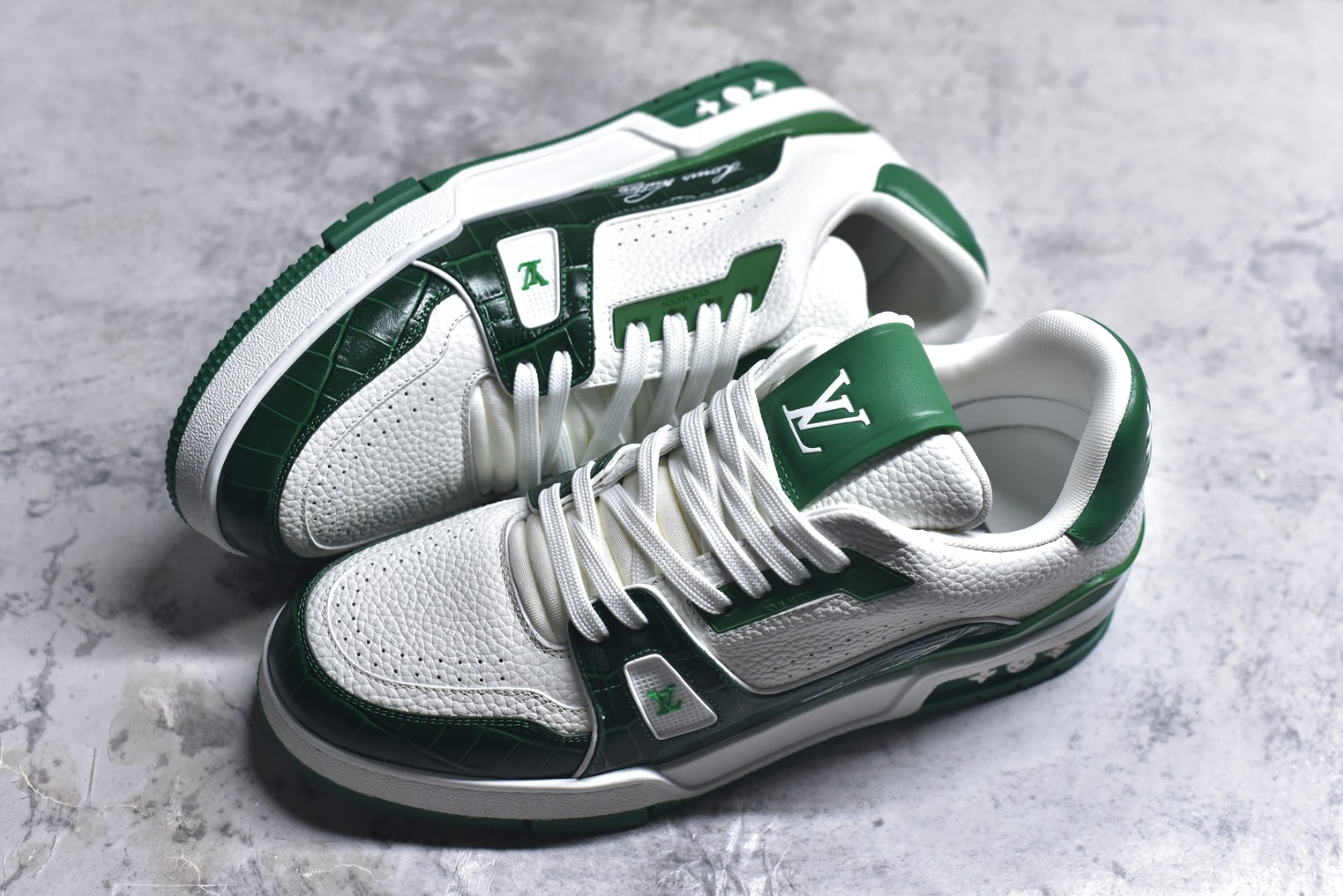 图片[7]-#顶级莞产 LOUIS VUITTON 路易威登 LV Trainer 牛皮革 ✦ 原楦原纸版开模，鞋型立体饱满 ✦ 零毛边、零溢胶、零线头瑕疵 ✦ 细节与原版一致 区分市面通货 ✦ 多层叠片＋电脑针车，针距密度一致 ✦ Monogram浮雕＋3D高频压纹 ✦ 多密度发泡中底：支撑回弹媲美专柜 ✦ 原装橡胶大底：含胶量高、纹路深、双拼接零偏差 ✦ ZP级原装包装：专柜款鞋盒＋防尘袋＋说明书 尺码：39 40 41 42 43 44 45-选品中心