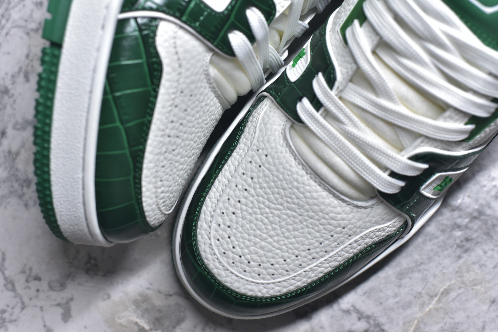 图片[8]-#顶级莞产 LOUIS VUITTON 路易威登 LV Trainer 牛皮革 ✦ 原楦原纸版开模，鞋型立体饱满 ✦ 零毛边、零溢胶、零线头瑕疵 ✦ 细节与原版一致 区分市面通货 ✦ 多层叠片＋电脑针车，针距密度一致 ✦ Monogram浮雕＋3D高频压纹 ✦ 多密度发泡中底：支撑回弹媲美专柜 ✦ 原装橡胶大底：含胶量高、纹路深、双拼接零偏差 ✦ ZP级原装包装：专柜款鞋盒＋防尘袋＋说明书 尺码：39 40 41 42 43 44 45-选品中心