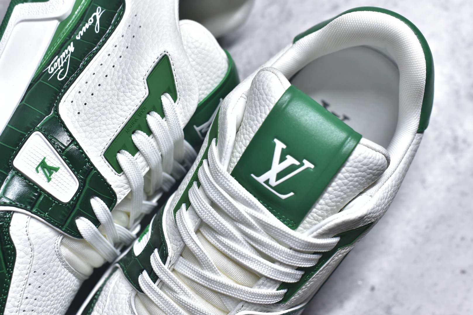 图片[9]-#顶级莞产 LOUIS VUITTON 路易威登 LV Trainer 牛皮革 ✦ 原楦原纸版开模，鞋型立体饱满 ✦ 零毛边、零溢胶、零线头瑕疵 ✦ 细节与原版一致 区分市面通货 ✦ 多层叠片＋电脑针车，针距密度一致 ✦ Monogram浮雕＋3D高频压纹 ✦ 多密度发泡中底：支撑回弹媲美专柜 ✦ 原装橡胶大底：含胶量高、纹路深、双拼接零偏差 ✦ ZP级原装包装：专柜款鞋盒＋防尘袋＋说明书 尺码：39 40 41 42 43 44 45-选品中心