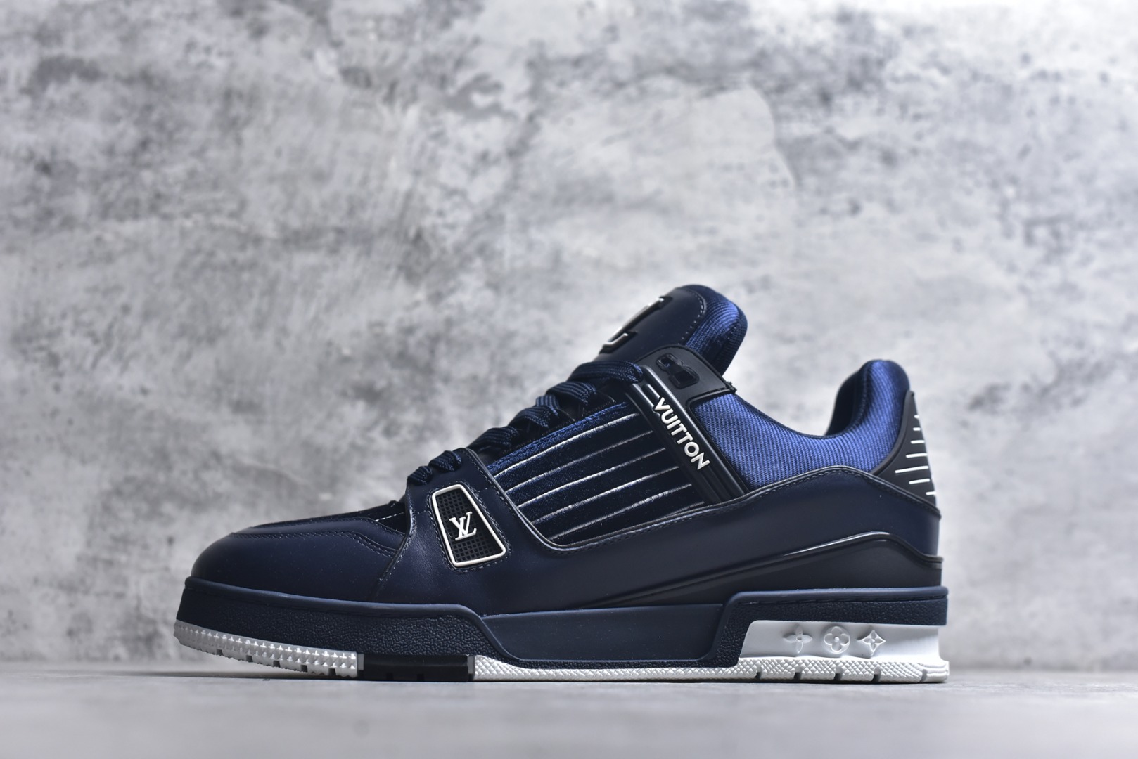 #顶级莞产 LOUIS VUITTON 路易威登 LV Trainer 牛皮革 ✦ 原楦原纸版开模，鞋型立体饱满 ✦ 零毛边、零溢胶、零线头瑕疵 ✦ 细节与原版一致 区分市面通货 ✦ 多层叠片＋电脑针车，针距密度一致 ✦ Monogram浮雕＋3D高频压纹 ✦ 多密度发泡中底：支撑回弹媲美专柜 ✦ 原装橡胶大底：含胶量高、纹路深、双拼接零偏差 ✦ ZP级原装包装：专柜款鞋盒＋防尘袋＋说明书 尺码：39 40 41 42 43 44 45-选品中心