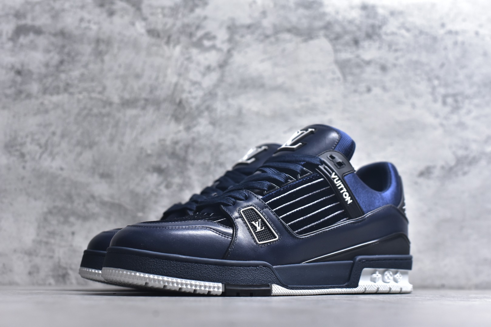 图片[2]-#顶级莞产 LOUIS VUITTON 路易威登 LV Trainer 牛皮革 ✦ 原楦原纸版开模，鞋型立体饱满 ✦ 零毛边、零溢胶、零线头瑕疵 ✦ 细节与原版一致 区分市面通货 ✦ 多层叠片＋电脑针车，针距密度一致 ✦ Monogram浮雕＋3D高频压纹 ✦ 多密度发泡中底：支撑回弹媲美专柜 ✦ 原装橡胶大底：含胶量高、纹路深、双拼接零偏差 ✦ ZP级原装包装：专柜款鞋盒＋防尘袋＋说明书 尺码：39 40 41 42 43 44 45-选品中心