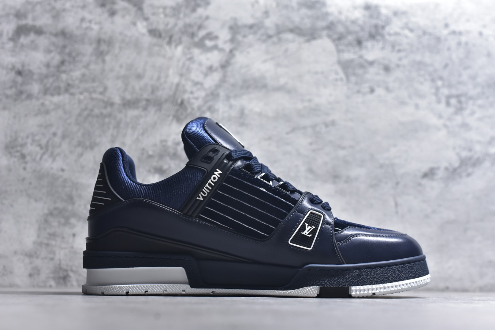 图片[3]-#顶级莞产 LOUIS VUITTON 路易威登 LV Trainer 牛皮革 ✦ 原楦原纸版开模，鞋型立体饱满 ✦ 零毛边、零溢胶、零线头瑕疵 ✦ 细节与原版一致 区分市面通货 ✦ 多层叠片＋电脑针车，针距密度一致 ✦ Monogram浮雕＋3D高频压纹 ✦ 多密度发泡中底：支撑回弹媲美专柜 ✦ 原装橡胶大底：含胶量高、纹路深、双拼接零偏差 ✦ ZP级原装包装：专柜款鞋盒＋防尘袋＋说明书 尺码：39 40 41 42 43 44 45-选品中心