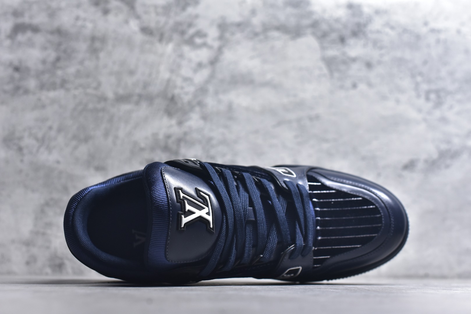 图片[4]-#顶级莞产 LOUIS VUITTON 路易威登 LV Trainer 牛皮革 ✦ 原楦原纸版开模，鞋型立体饱满 ✦ 零毛边、零溢胶、零线头瑕疵 ✦ 细节与原版一致 区分市面通货 ✦ 多层叠片＋电脑针车，针距密度一致 ✦ Monogram浮雕＋3D高频压纹 ✦ 多密度发泡中底：支撑回弹媲美专柜 ✦ 原装橡胶大底：含胶量高、纹路深、双拼接零偏差 ✦ ZP级原装包装：专柜款鞋盒＋防尘袋＋说明书 尺码：39 40 41 42 43 44 45-选品中心